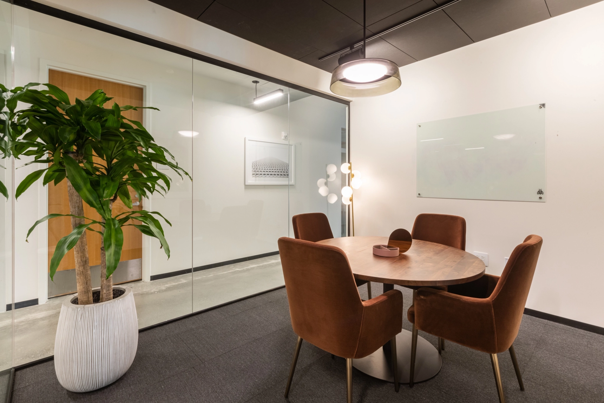 una sala de reuniones grande y luminosa con una pantalla grande