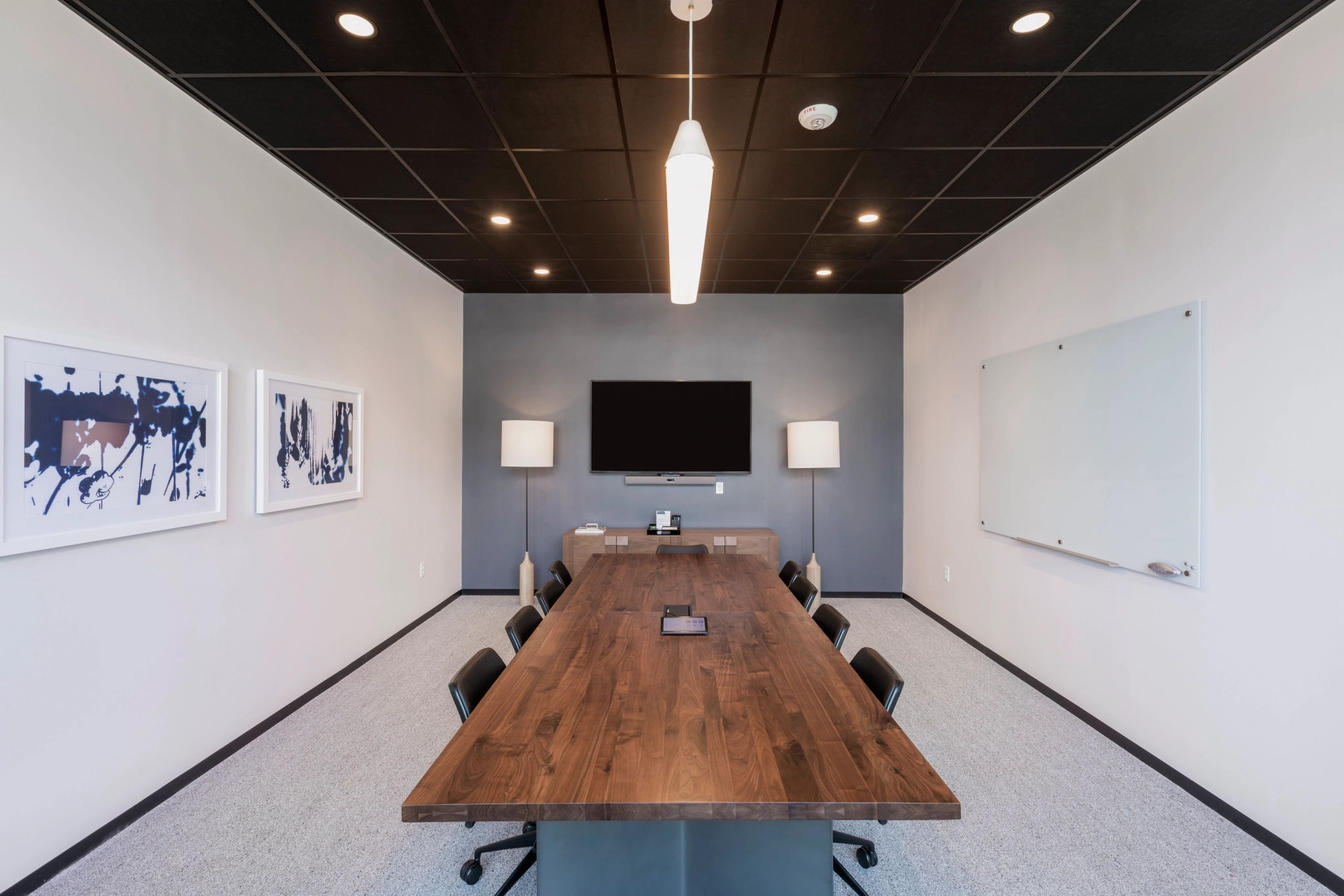 Een coworkingruimte met een houten tafel en stoelen.