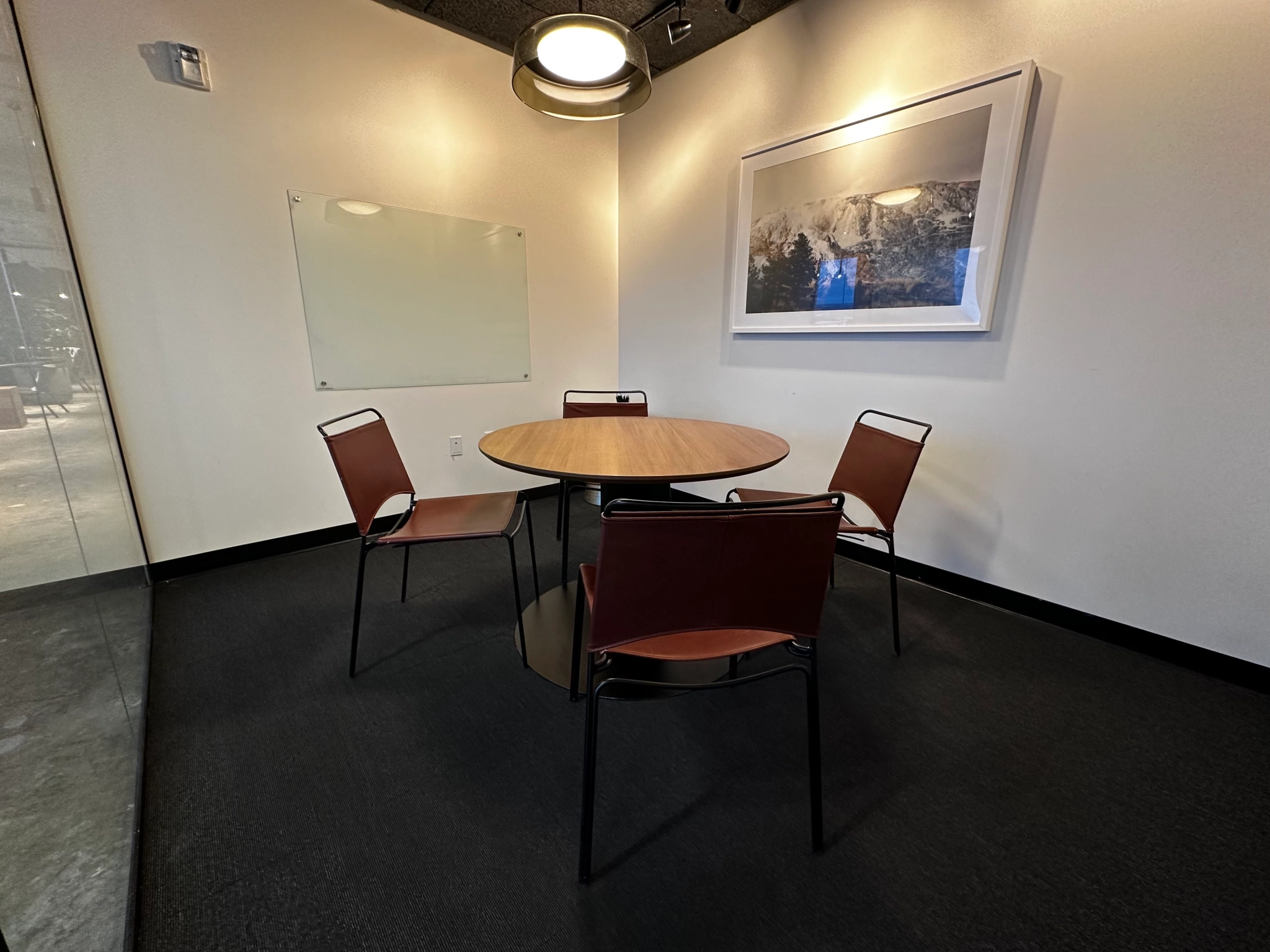 Un bureau salle de conférence à Nashville, équipé d'une table et de chaises pour offrir un espace de travail fonctionnel.