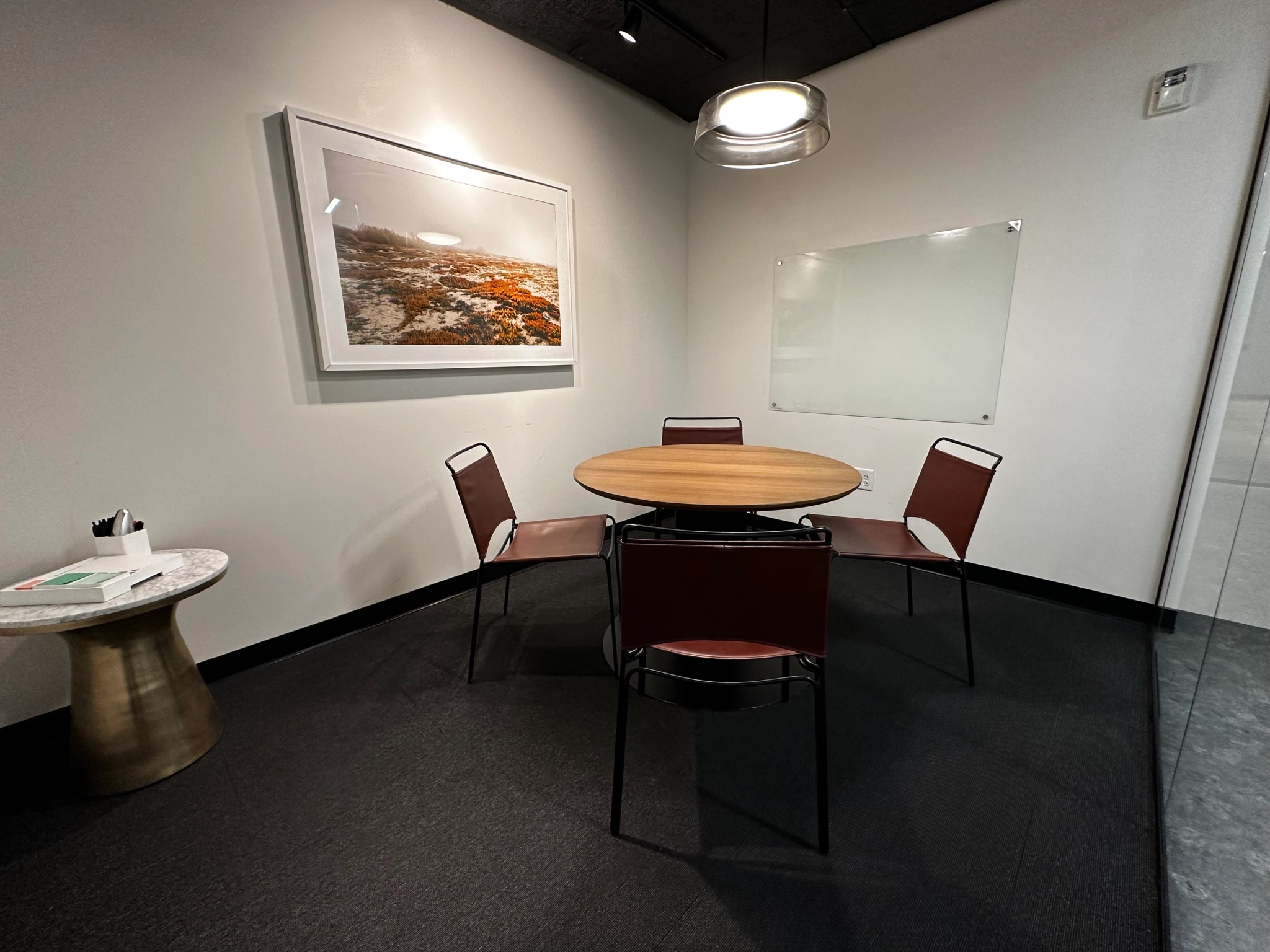 Un bureau salle de réunion à Nashville équipé d'une table et de chaises.