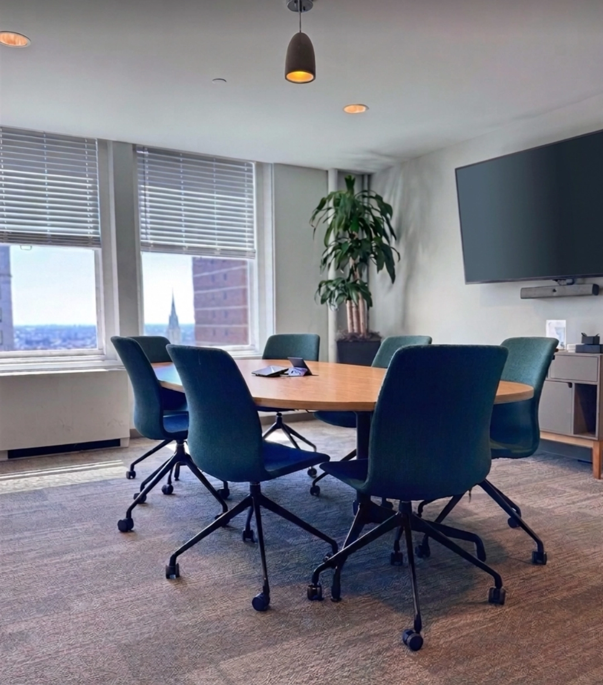 Ein großer, heller Besprechungsraum mit einem großen Bildschirm