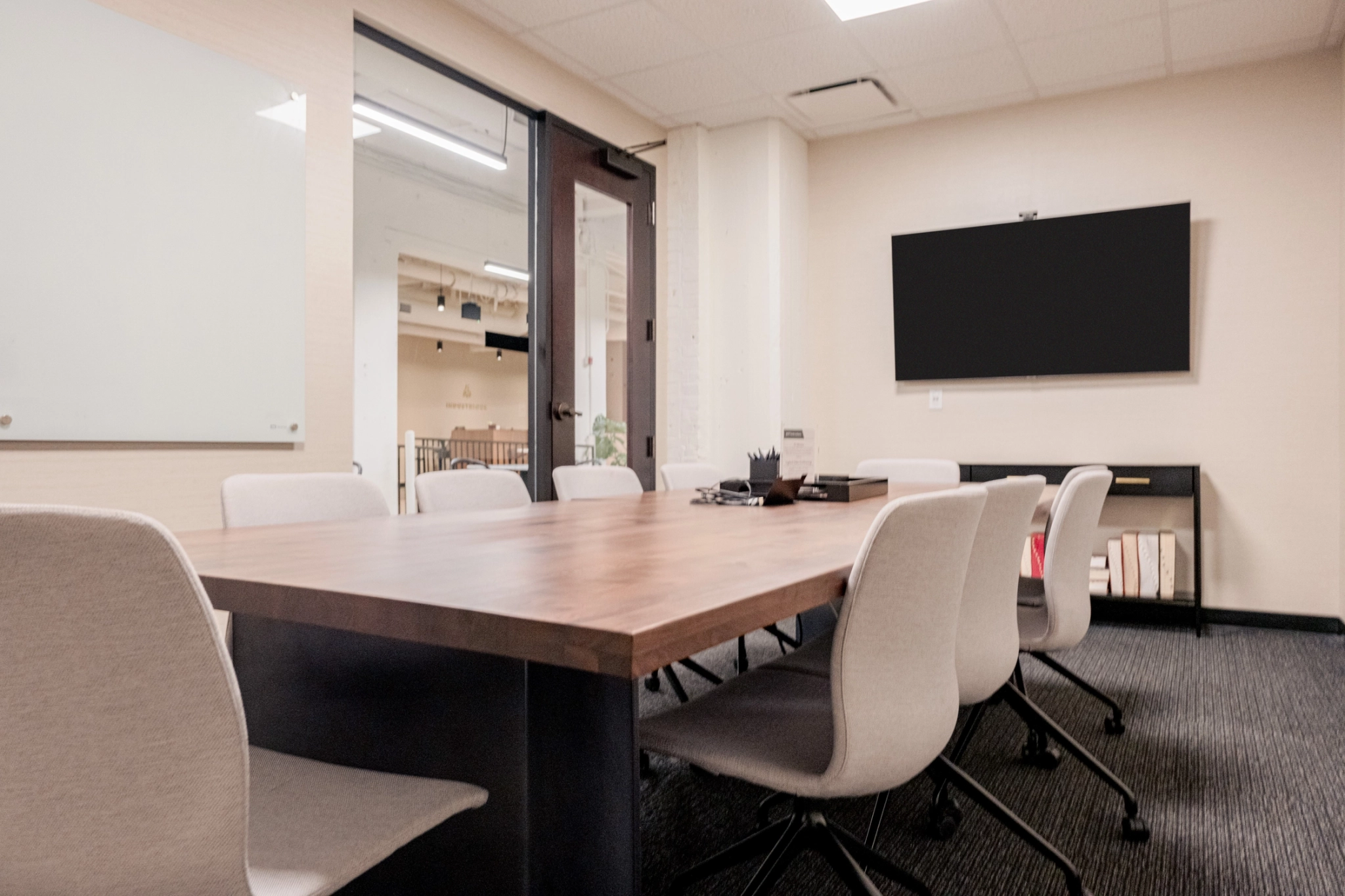 Un espace de travail à Indianapolis avec une grande table et des chaises pour une salle de conférence.