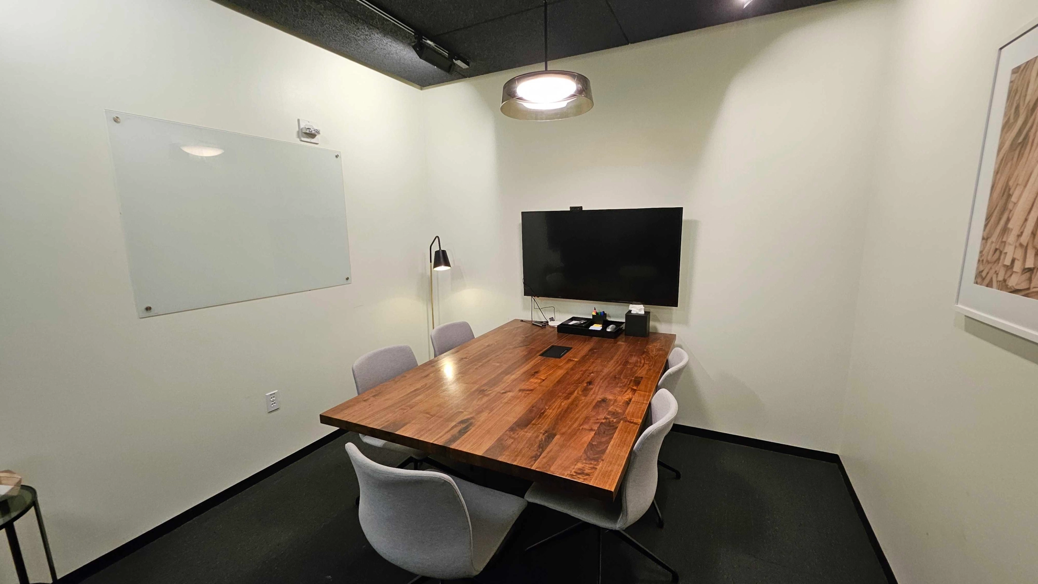 Une salle de conférence de coworking à Austin, équipée d'une table et de chaises.