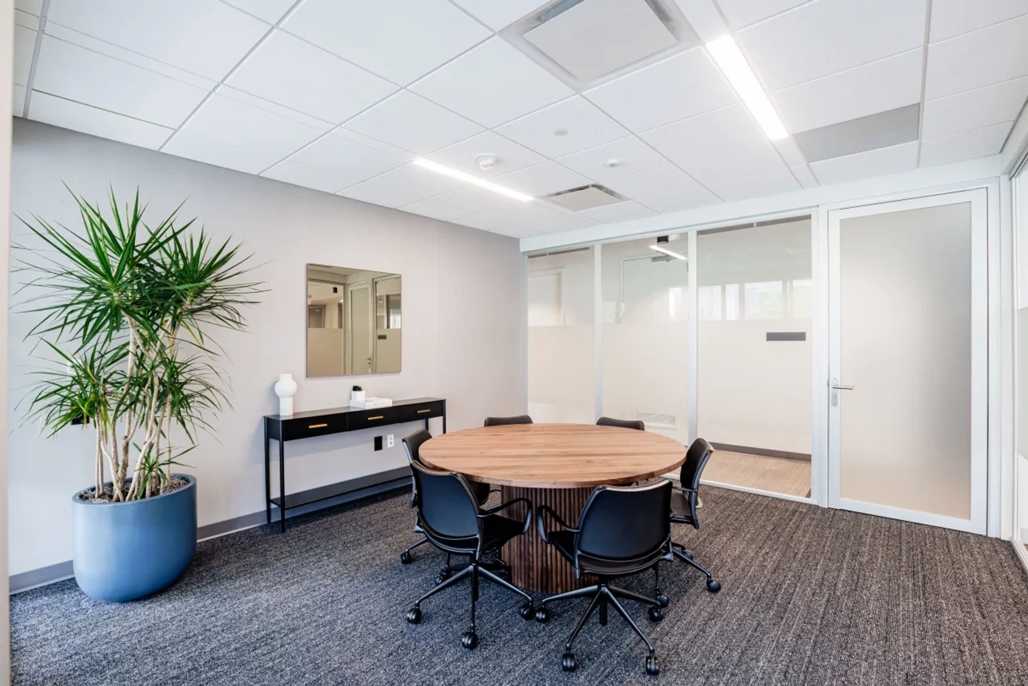 Un bureau de coworking à Bethesda avec une salle de conférence meublée d'une table et de chaises.