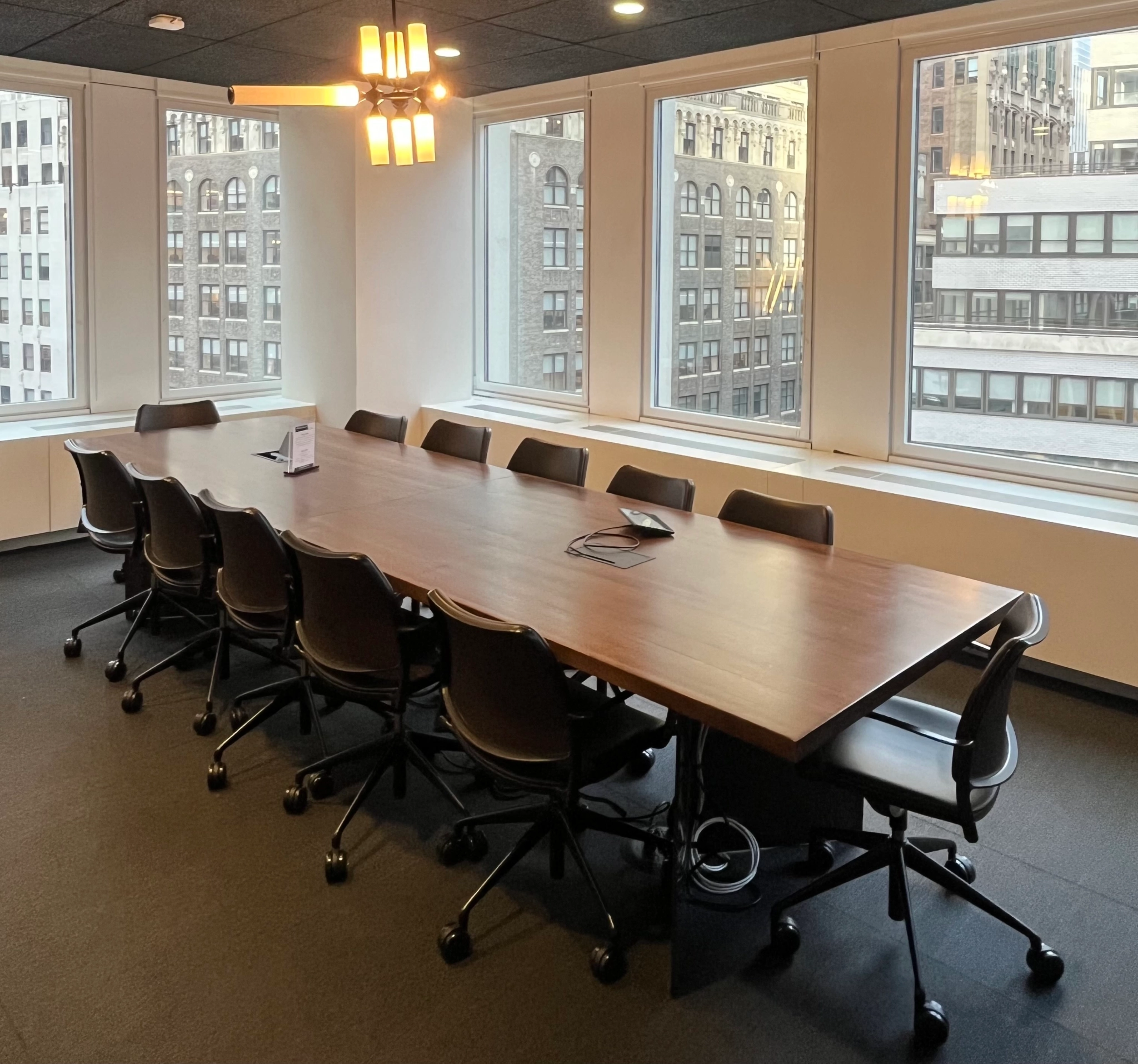 Une salle de réunion avec une grande table et des chaises.