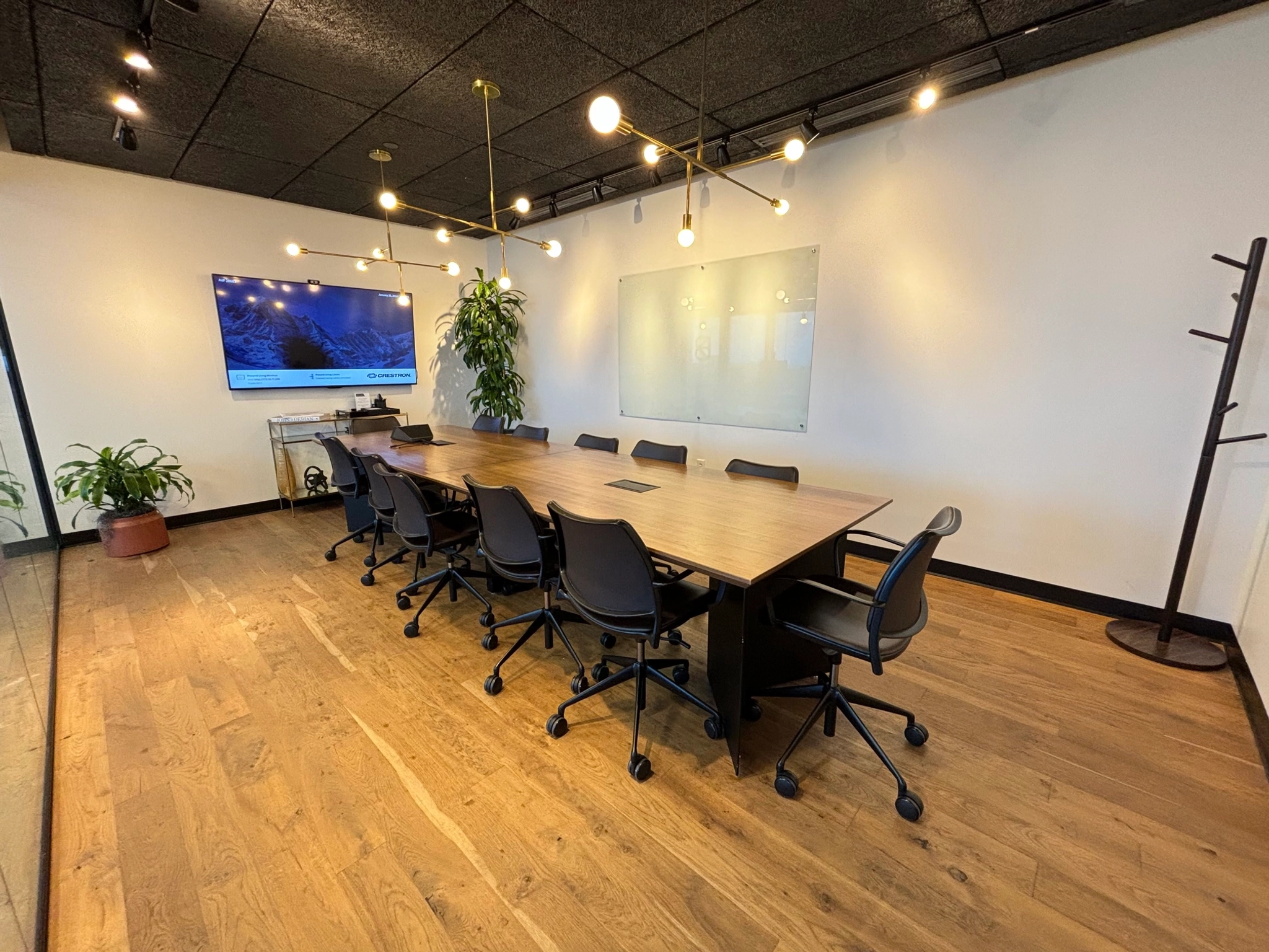 Une salle de réunion de coworking avec une grande table et des chaises dans un environnement de bureau.