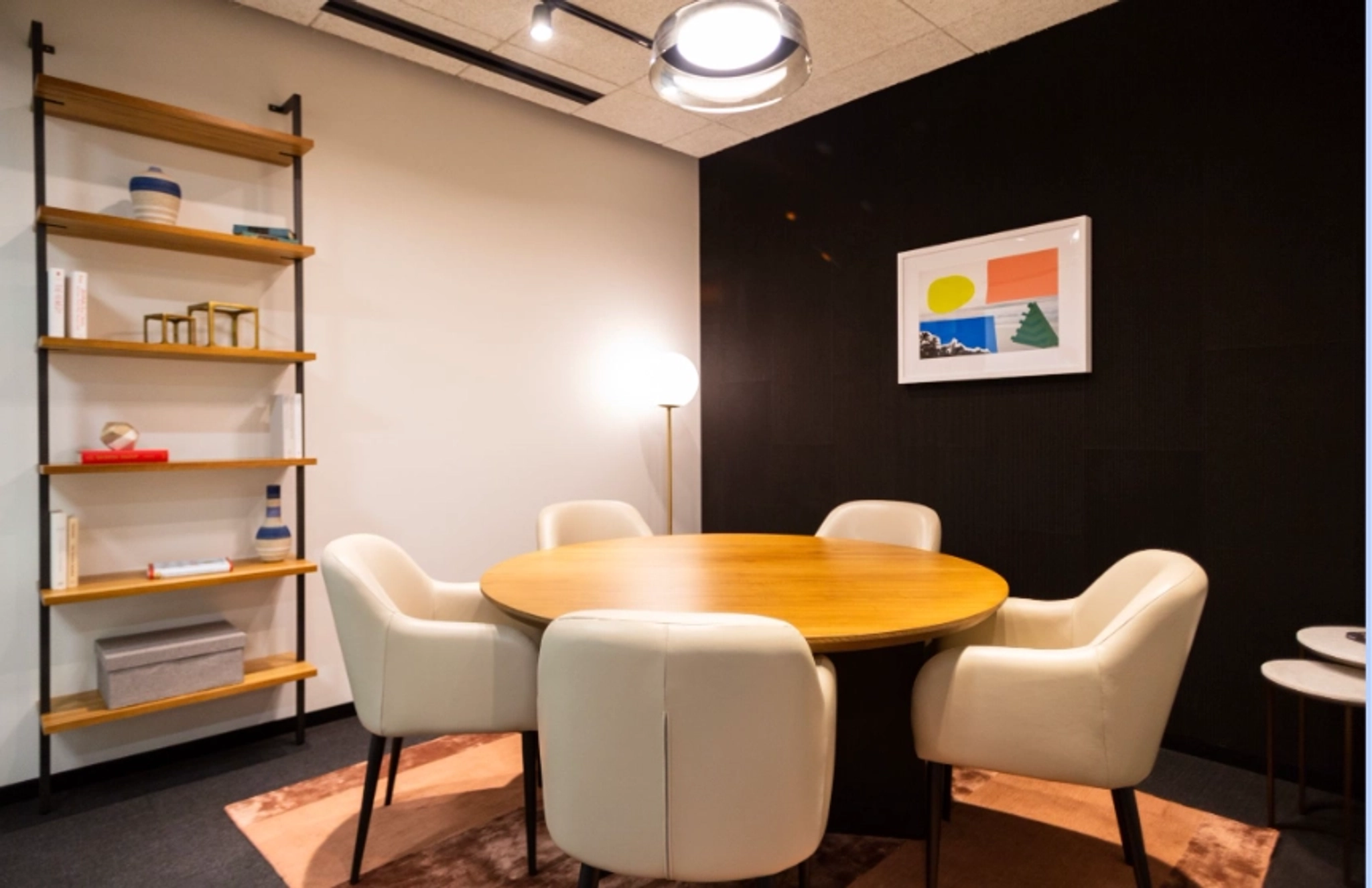 Une salle de réunion de bureau à Atlanta avec une table ronde et des chaises.