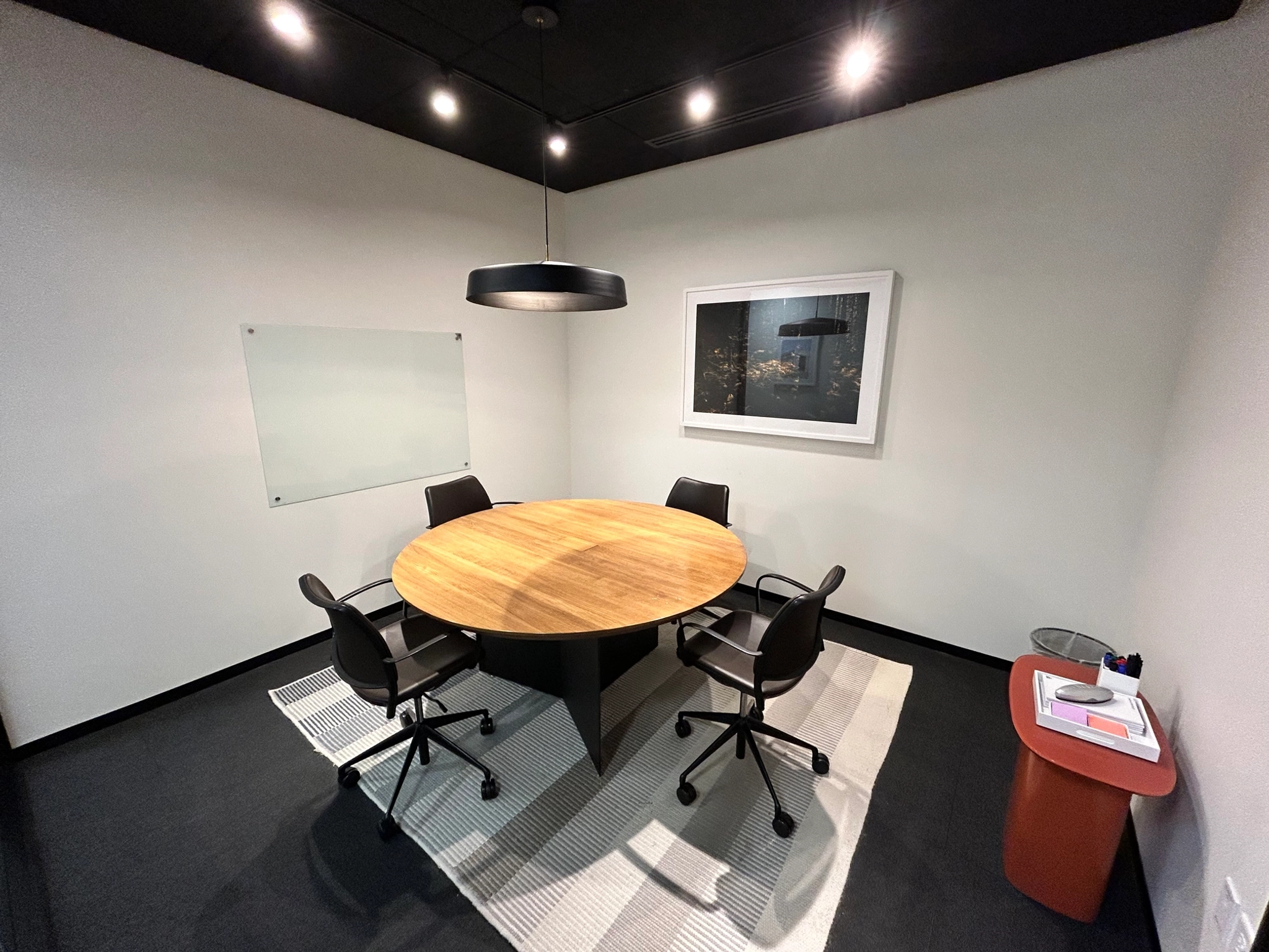 Un bureau salle de conférence avec une table ronde et des chaises.