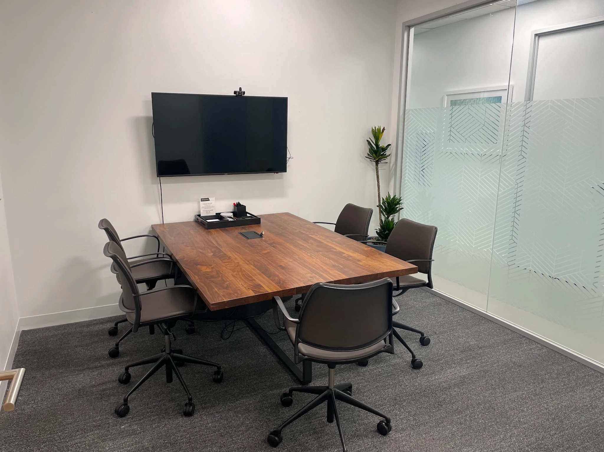 Een conferentieruimte in Atlanta met een tafel en stoelen.