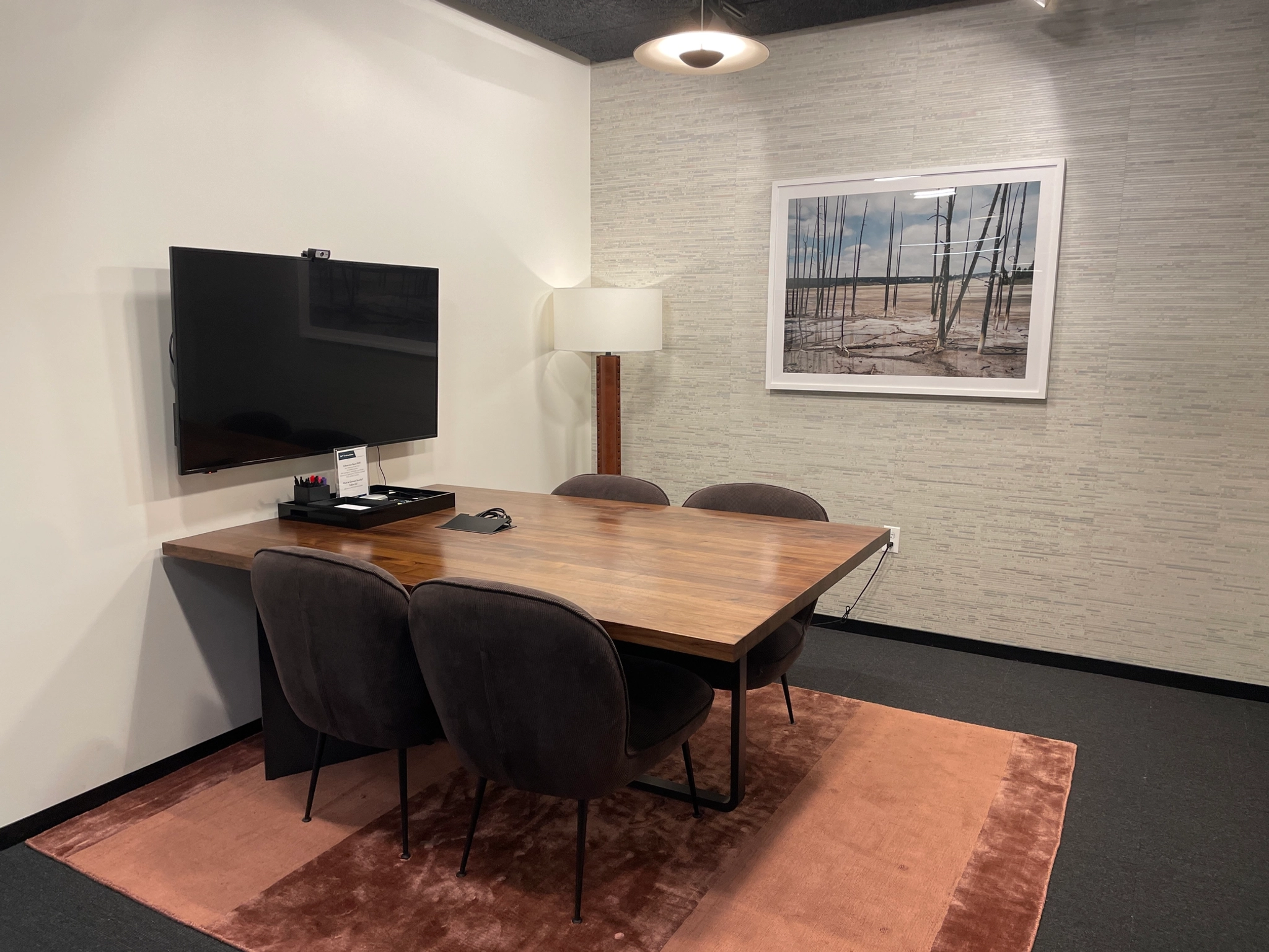 Een kantoor in Seattle uitgerust met een tafel, stoelen en een televisie, perfect voor coworking.