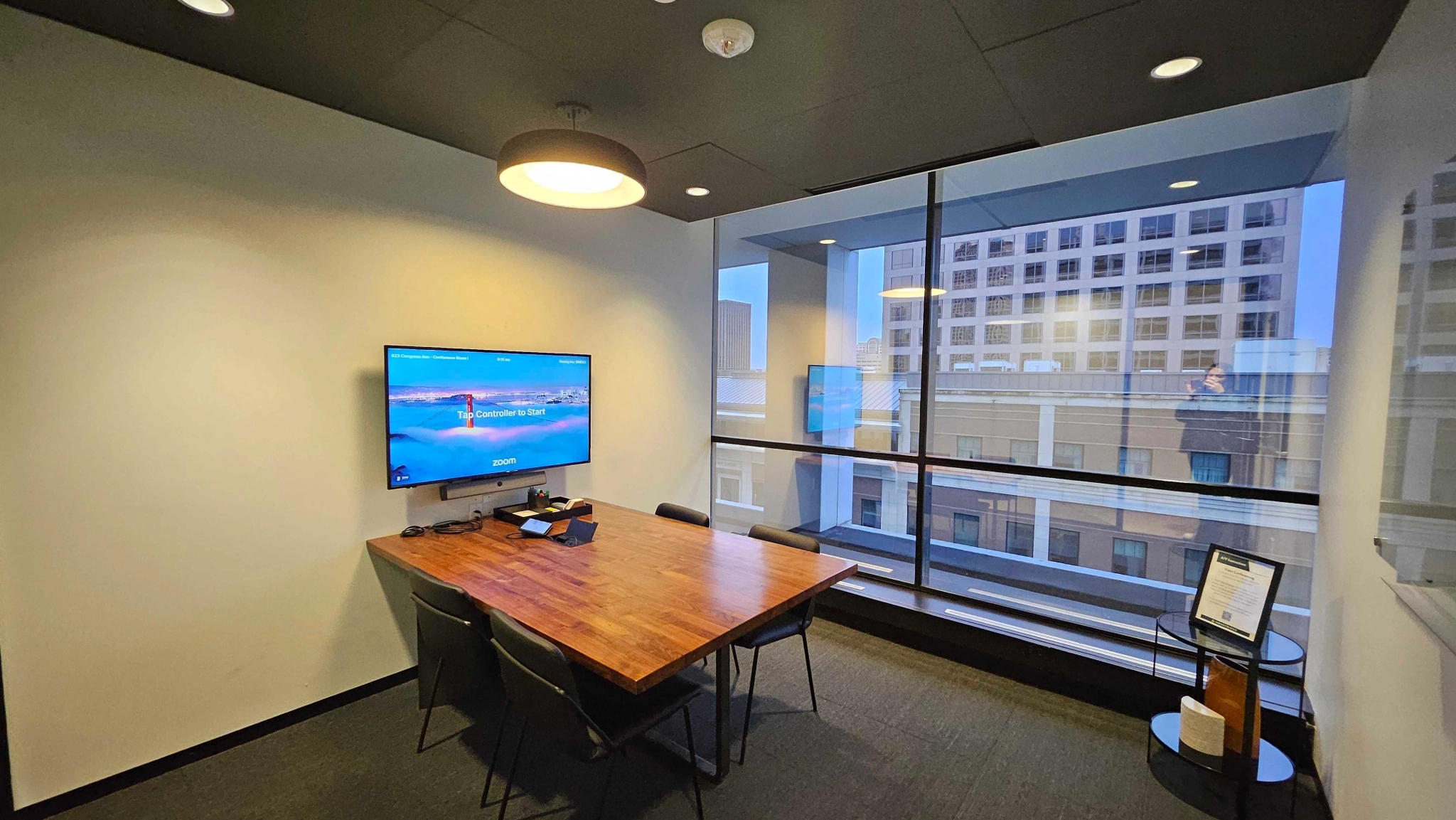 Une salle de conférence d'un bureau d'Austin avec une table et une télévision.