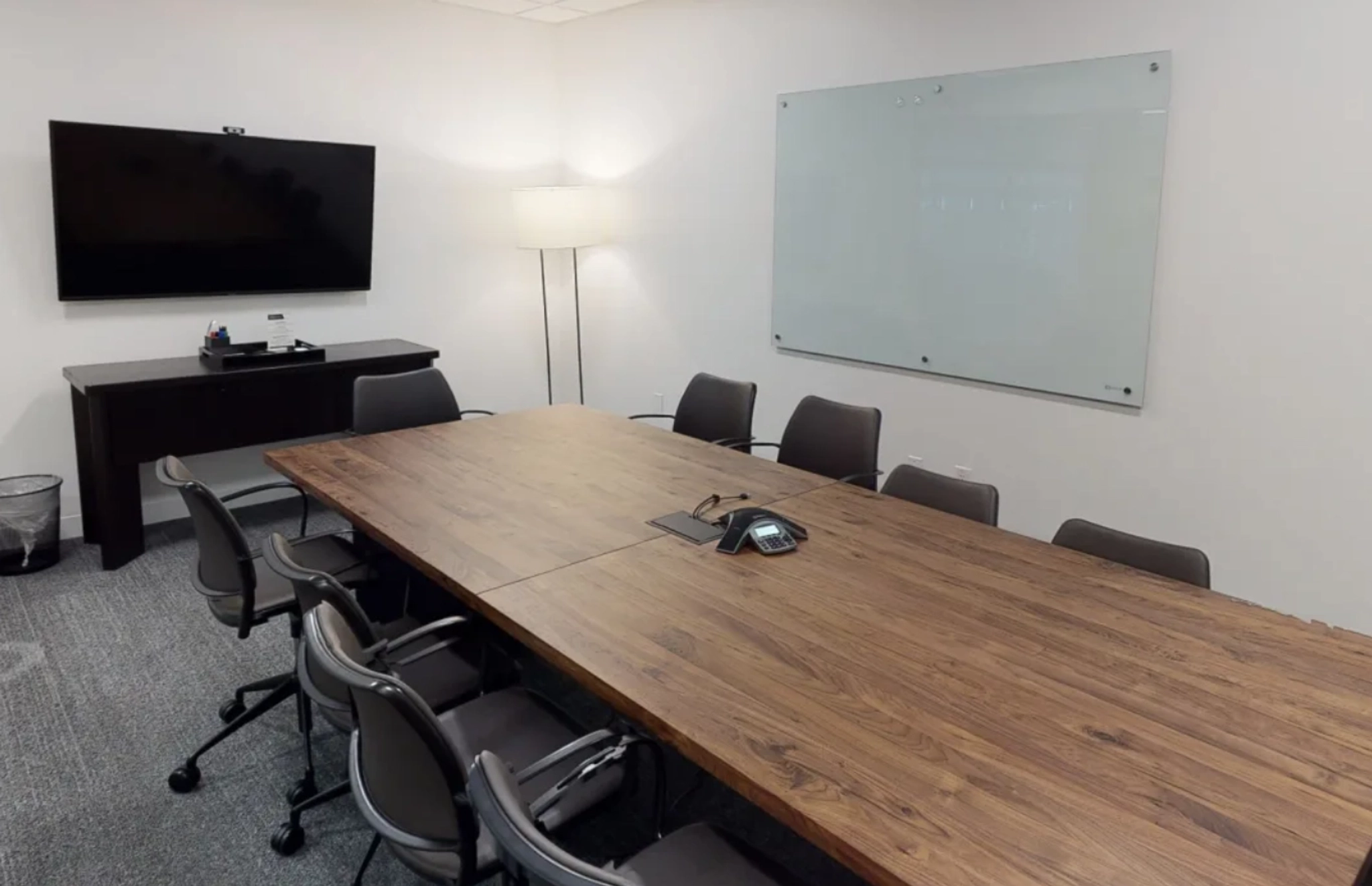         Salle de conférence Atlanta avec une grande table et des chaises pour le coworking et l'espace de travail.