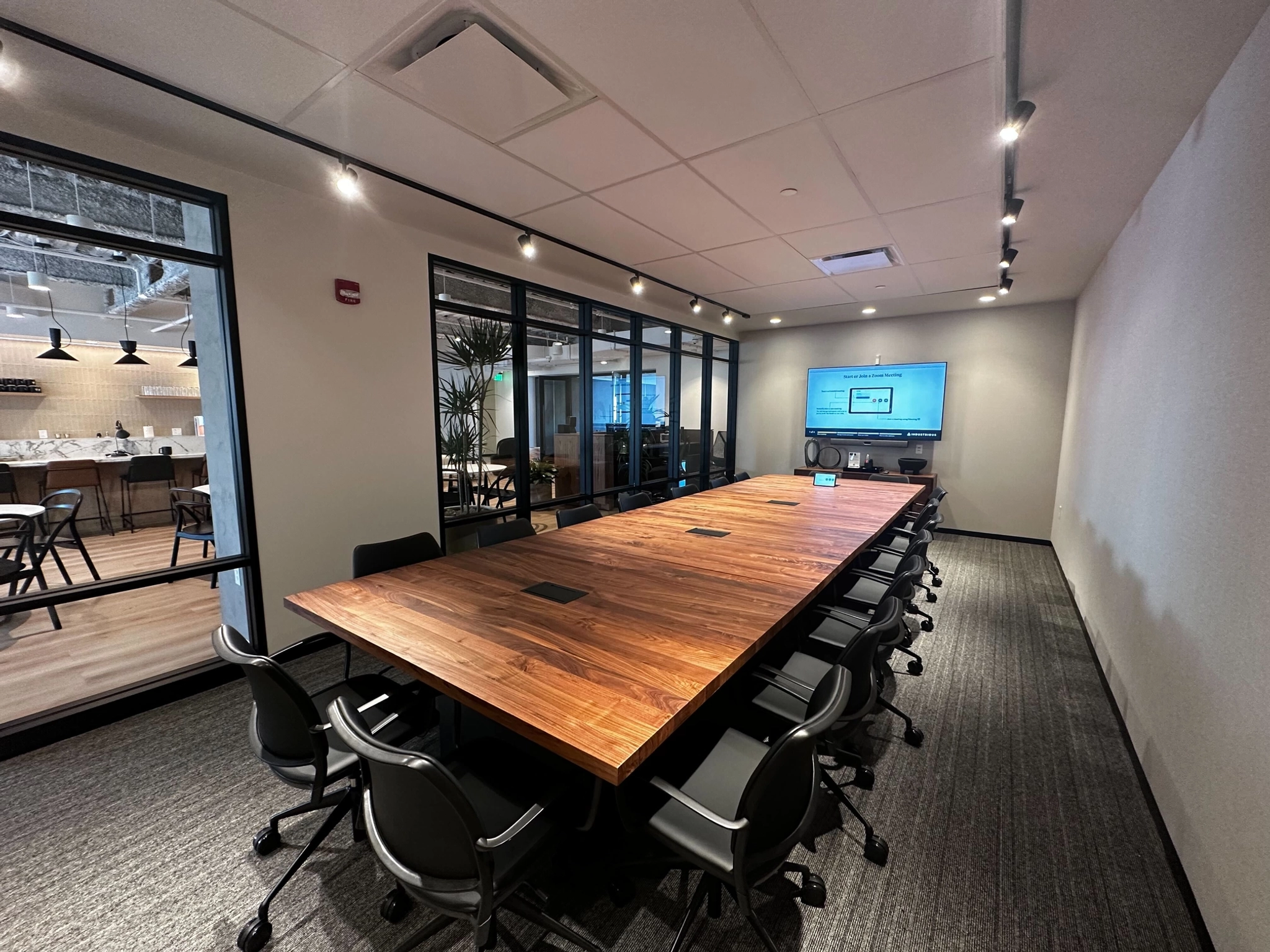 Une salle de réunion de bureau à Cambridge avec une grande table et des chaises.