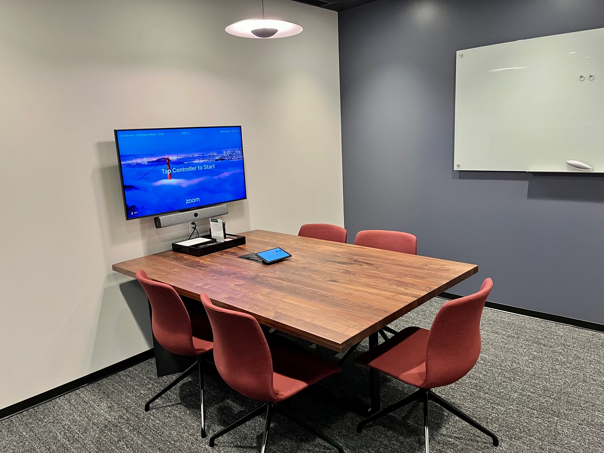 Ein großer, heller Besprechungsraum mit einem großen Bildschirm