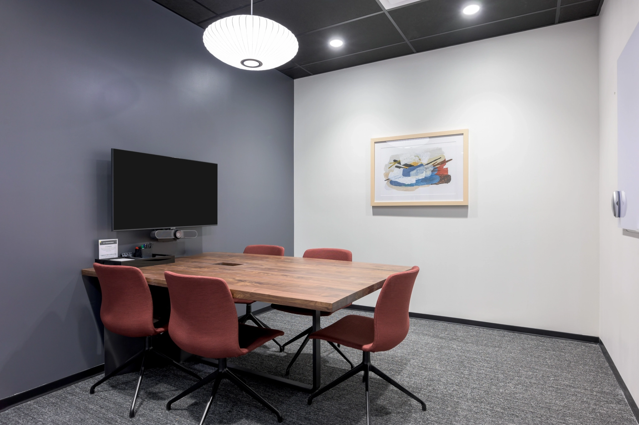 Une salle de réunion avec tables et chaises adaptées au coworking.