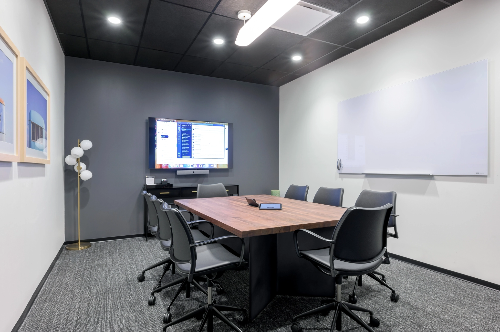 Une salle de réunion avec table et chaises, parfaite pour le coworking.