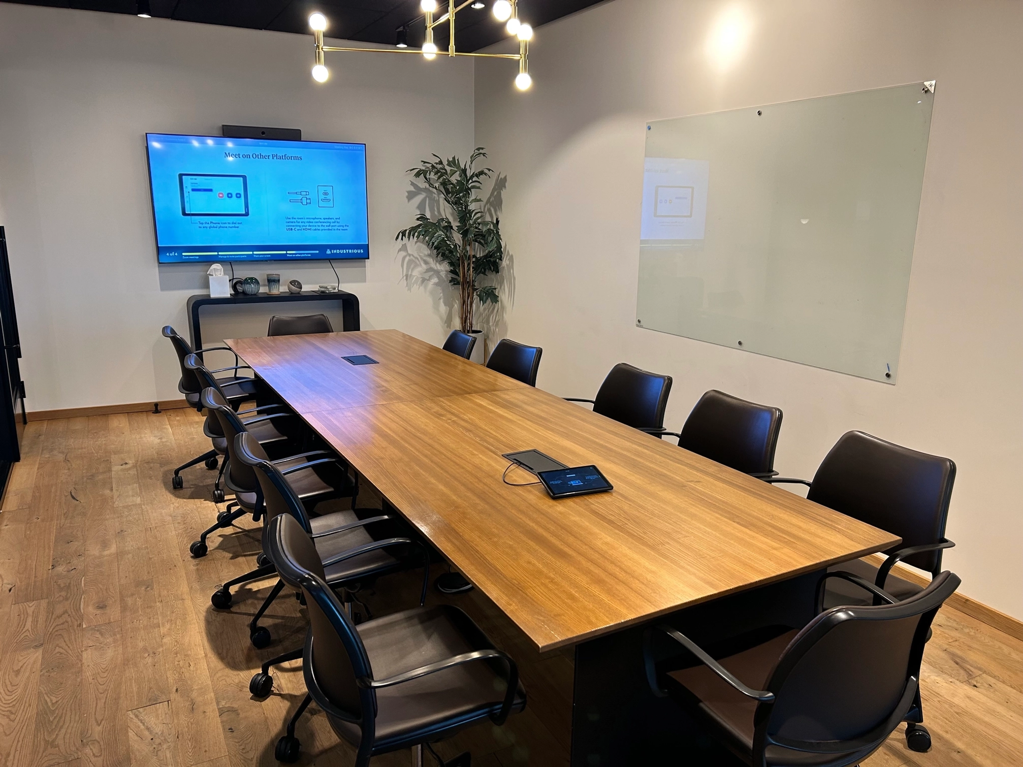 Een conferentieruimte in Evanston met een grote tafel en stoelen.