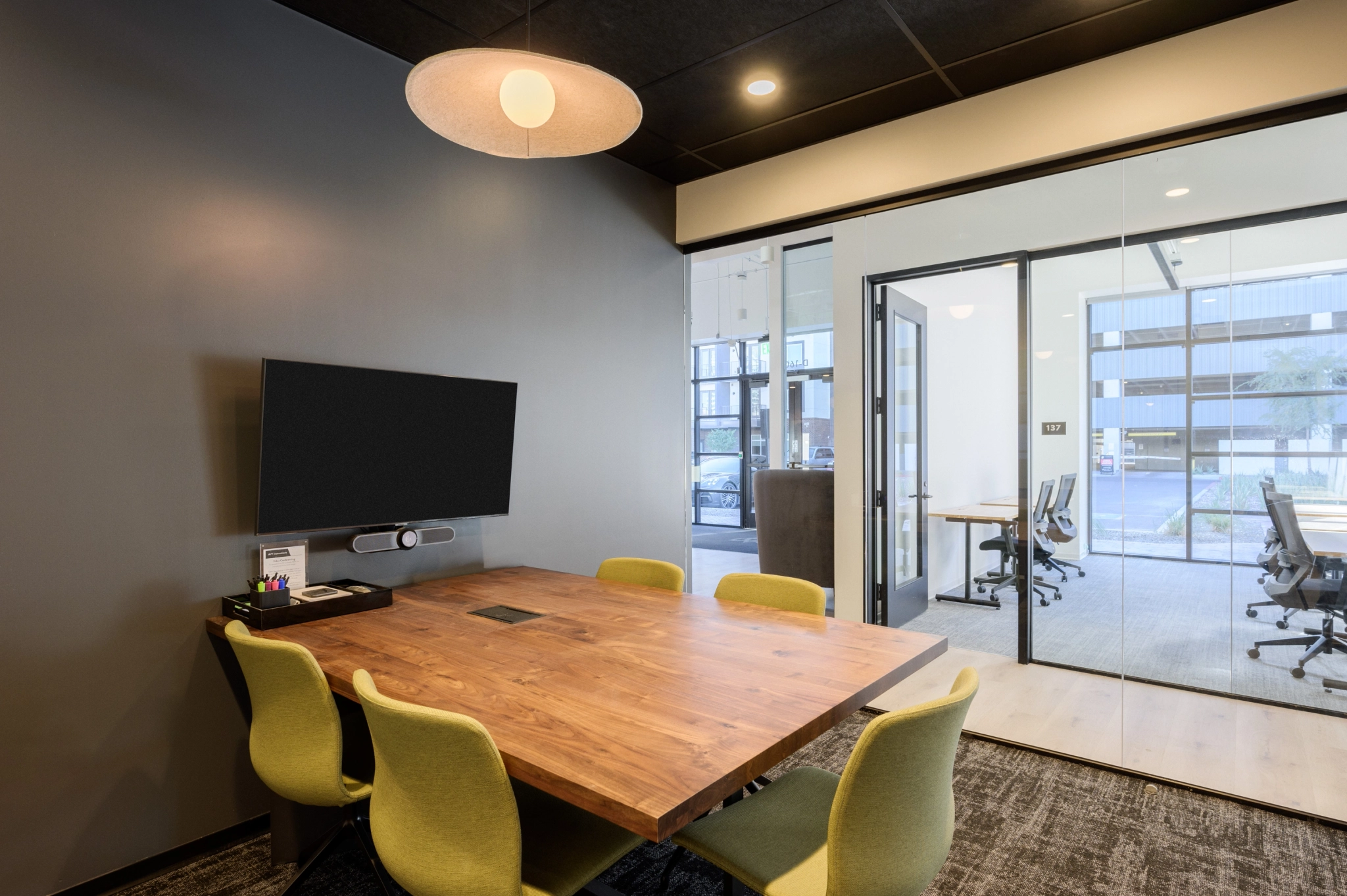 Een coworkingruimte uitgerust met een conferentieruimte met een tafel en stoelen.