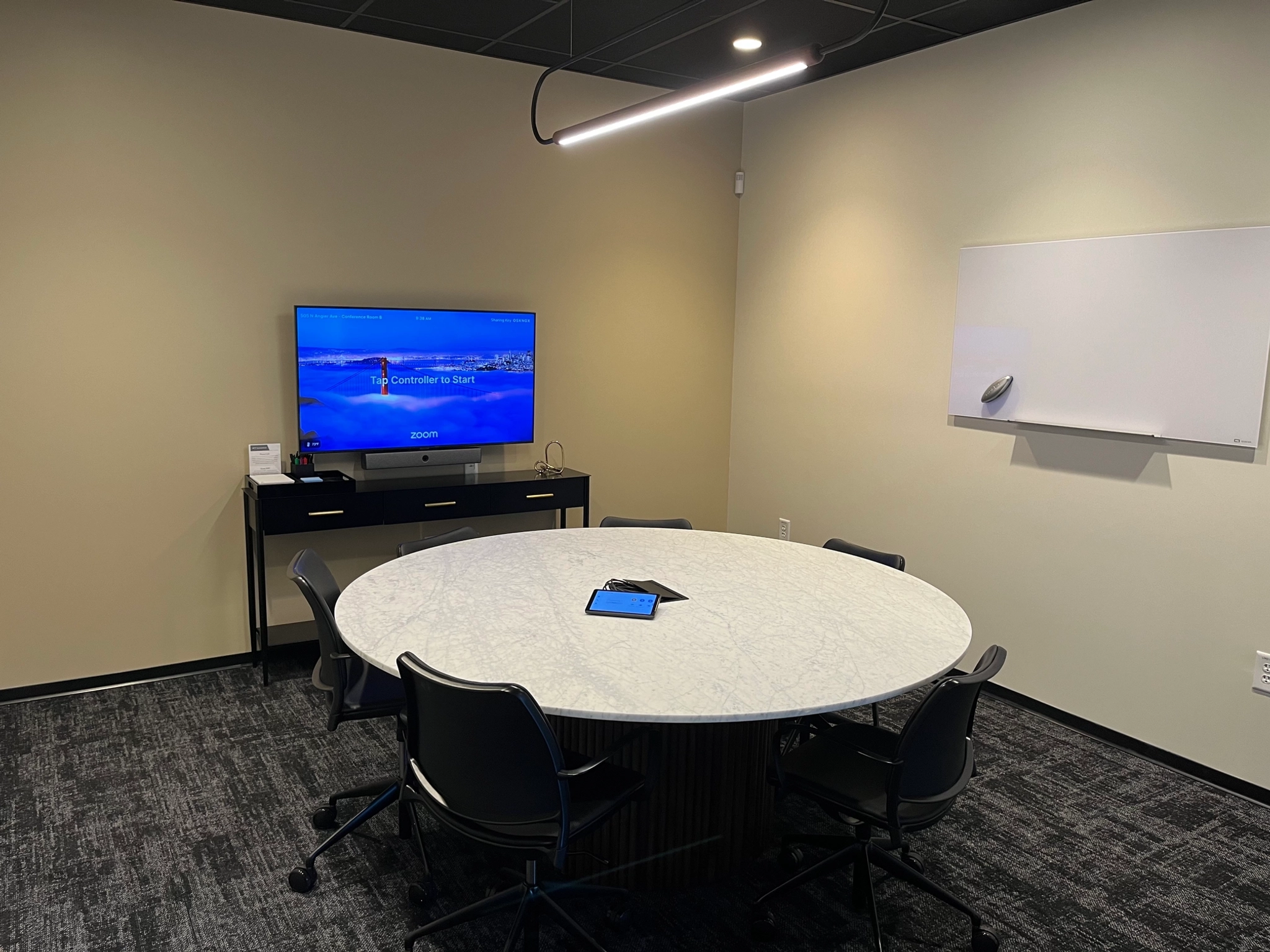 Een vergaderruimte in het kantoor in Atlanta, uitgerust met een tafel, stoelen en een televisie.