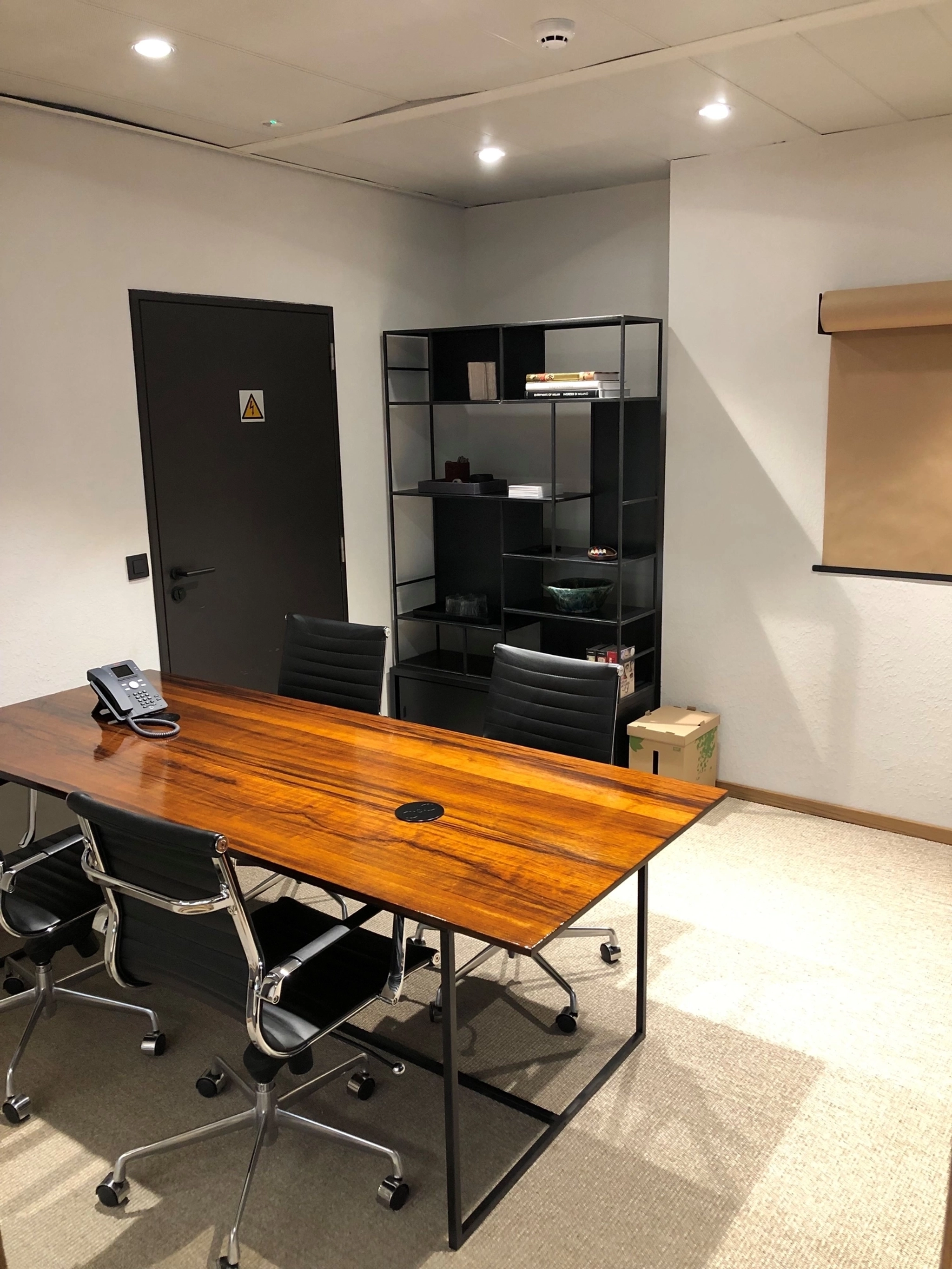 A Brussels meeting room with a table and chairs.