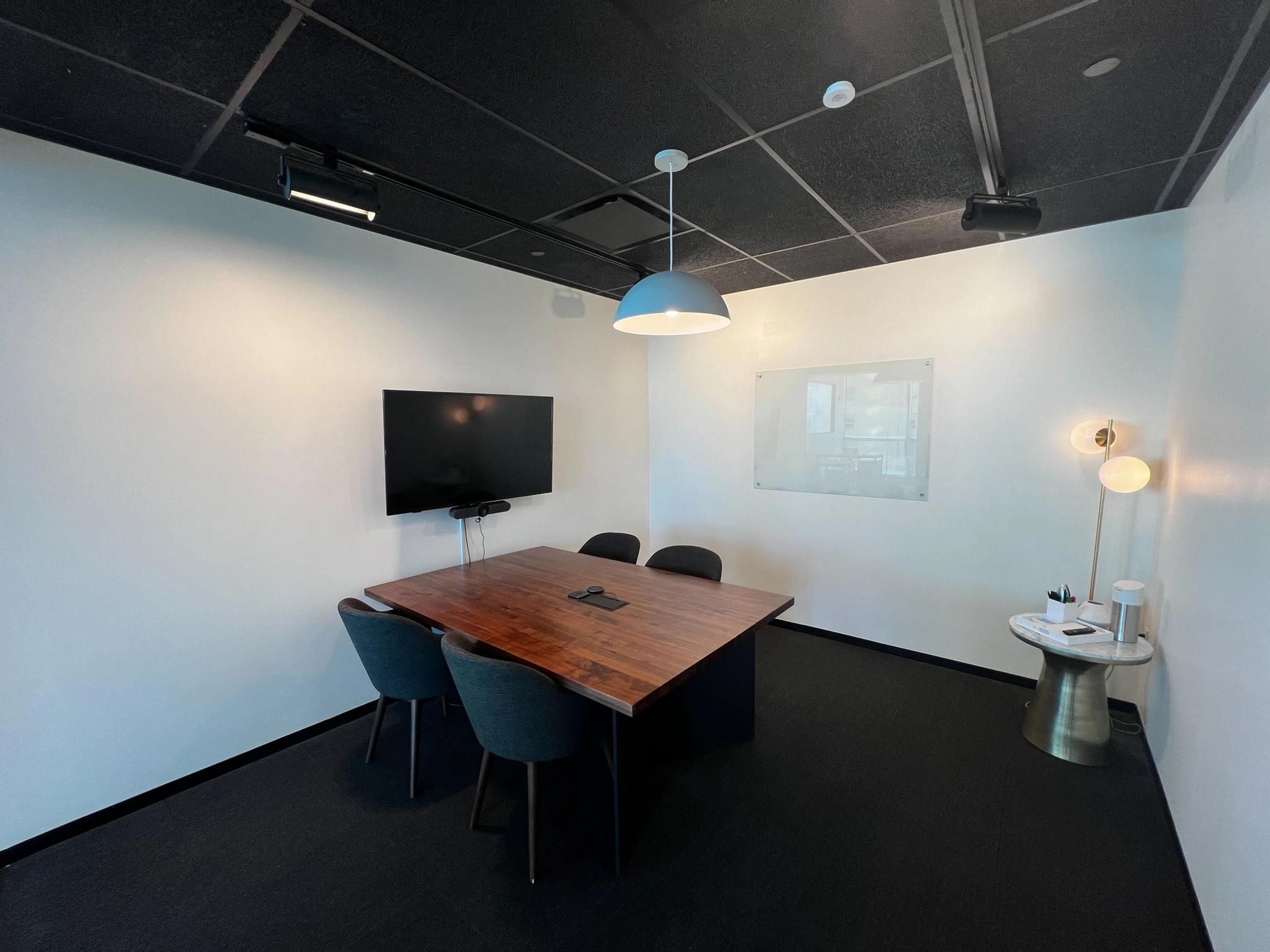 Un espace de travail de bureau à Miami équipé d'une table de conférence et de chaises.