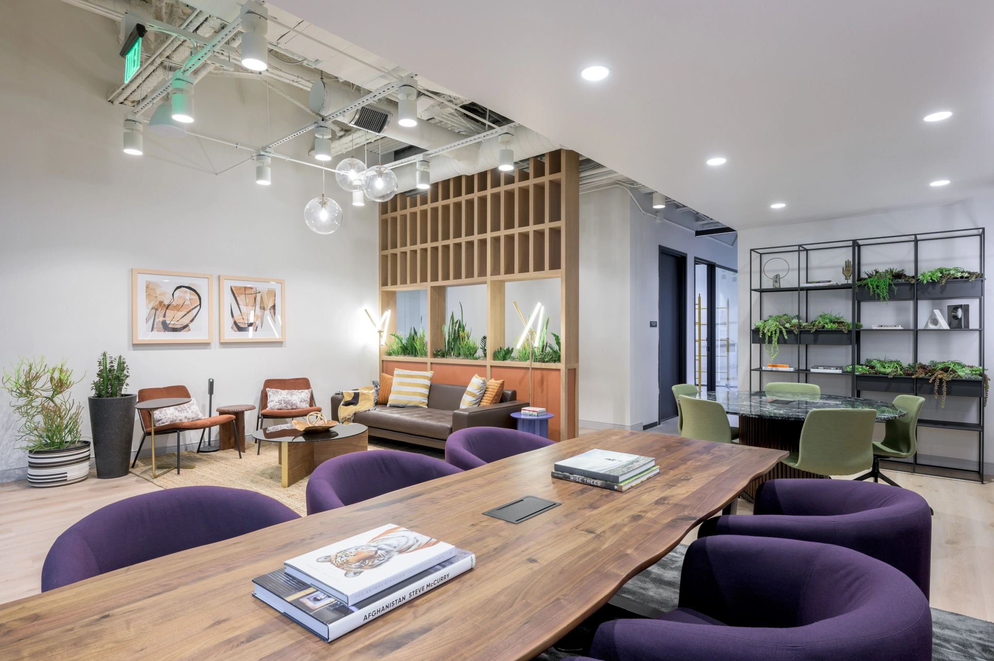 Un bureau de coworking à Scottsdale avec des chaises violettes et une table en bois.