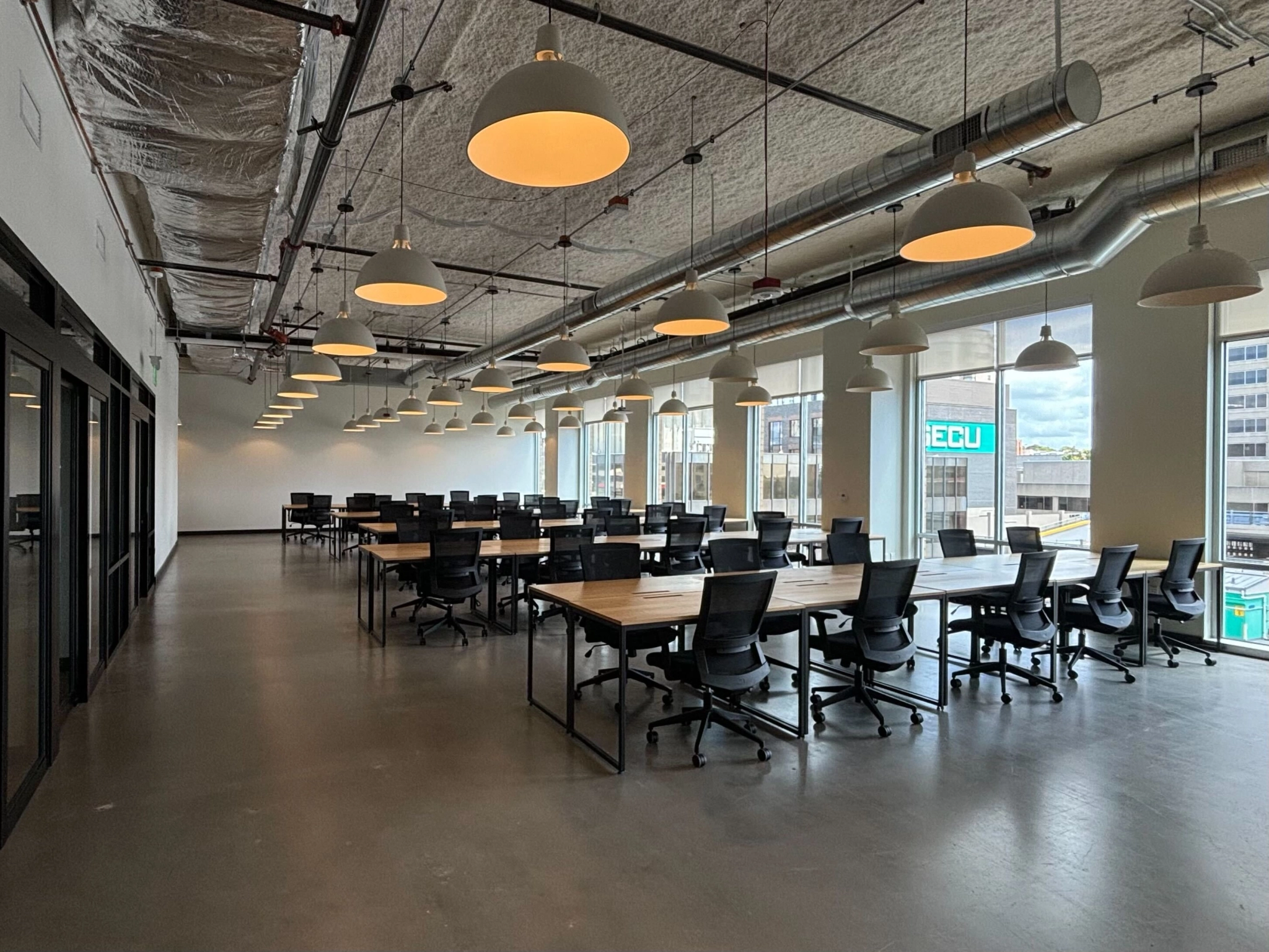 Ein großer, heller Besprechungsraum mit einem großen Bildschirm