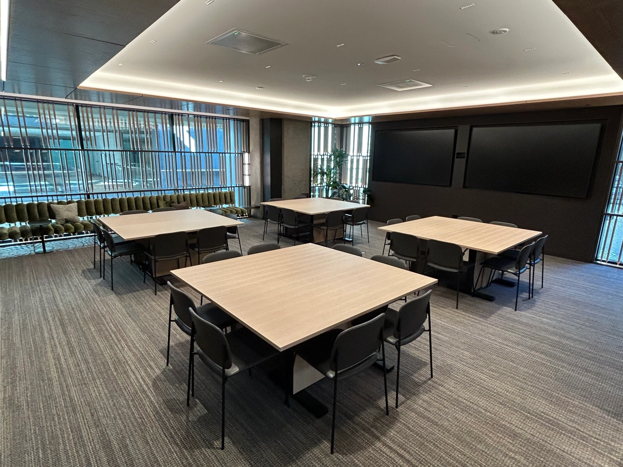 une grande salle de réunion lumineuse avec un grand écran