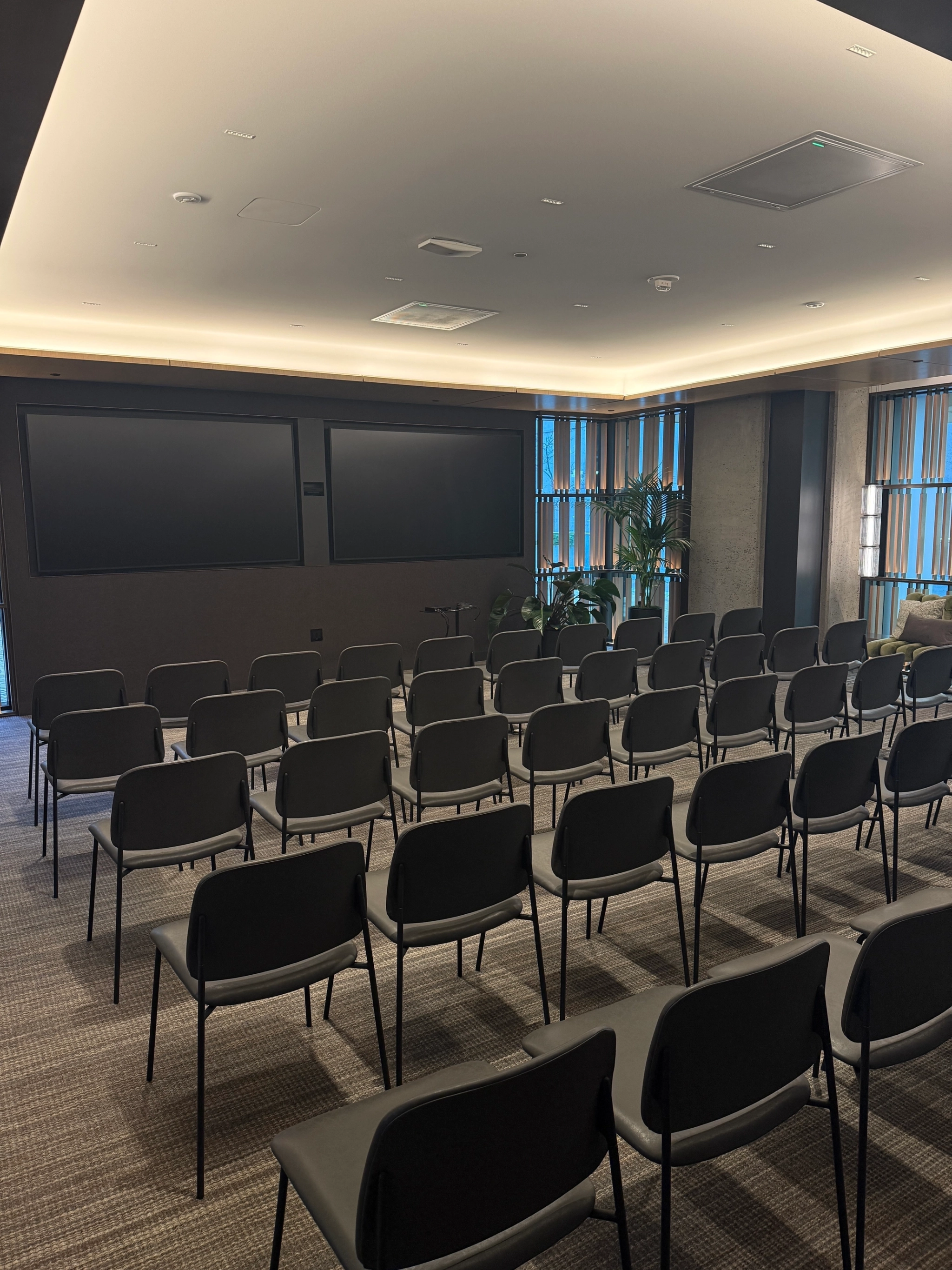 Ein großer, heller Besprechungsraum mit einem großen Bildschirm