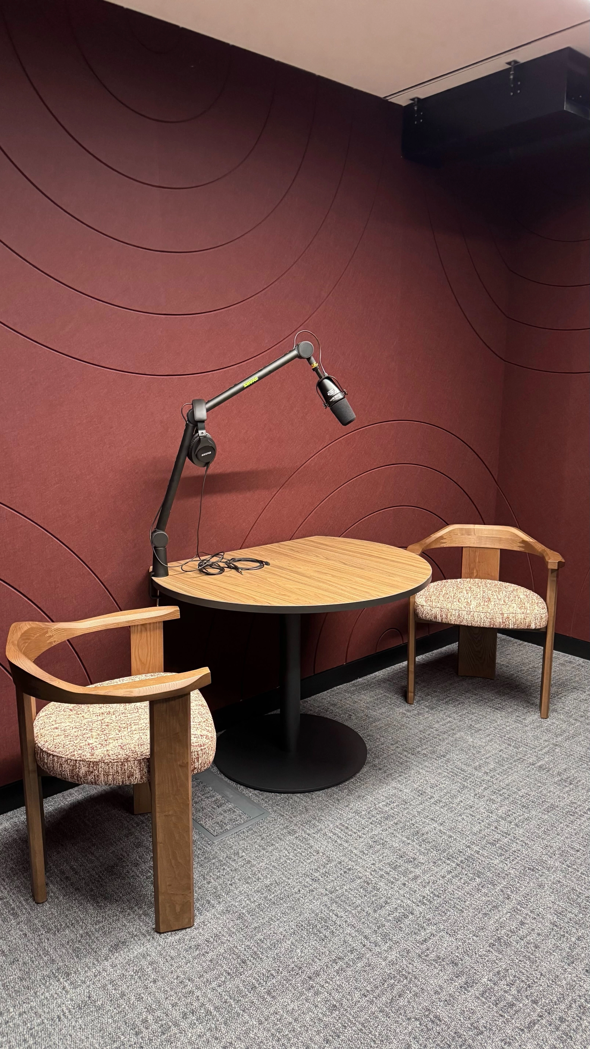 una sala de reuniones grande y luminosa con una pantalla grande