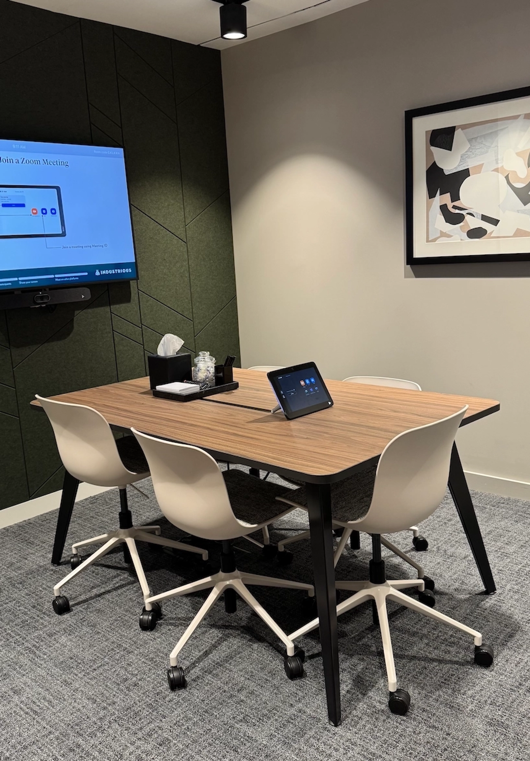 Ein großer, heller Besprechungsraum mit einem großen Bildschirm