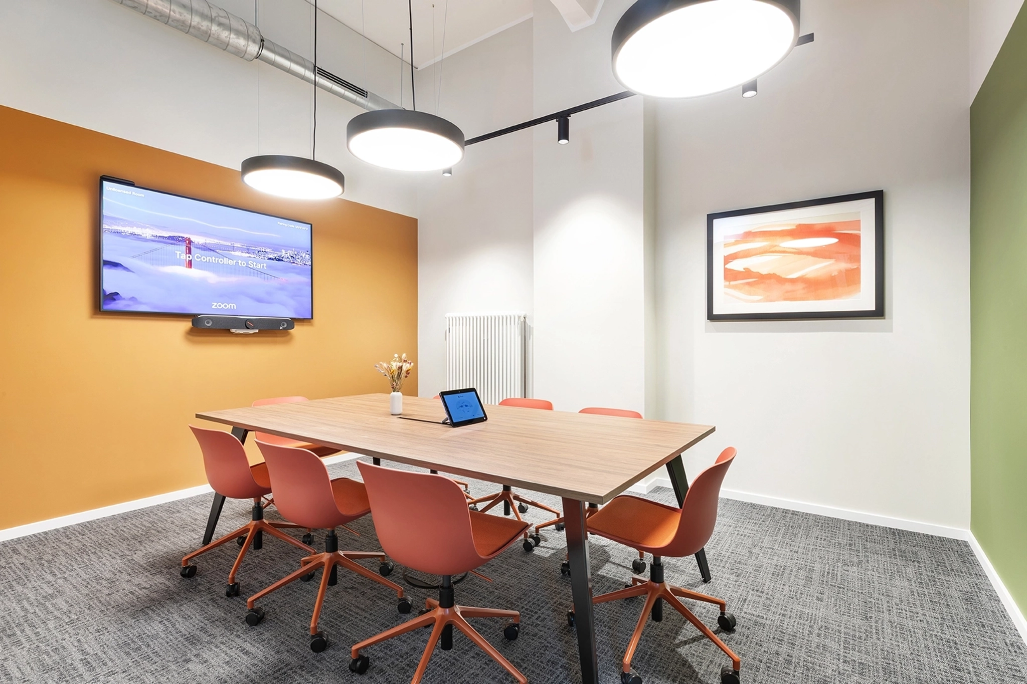 Ein großer, heller Besprechungsraum mit einem großen Bildschirm