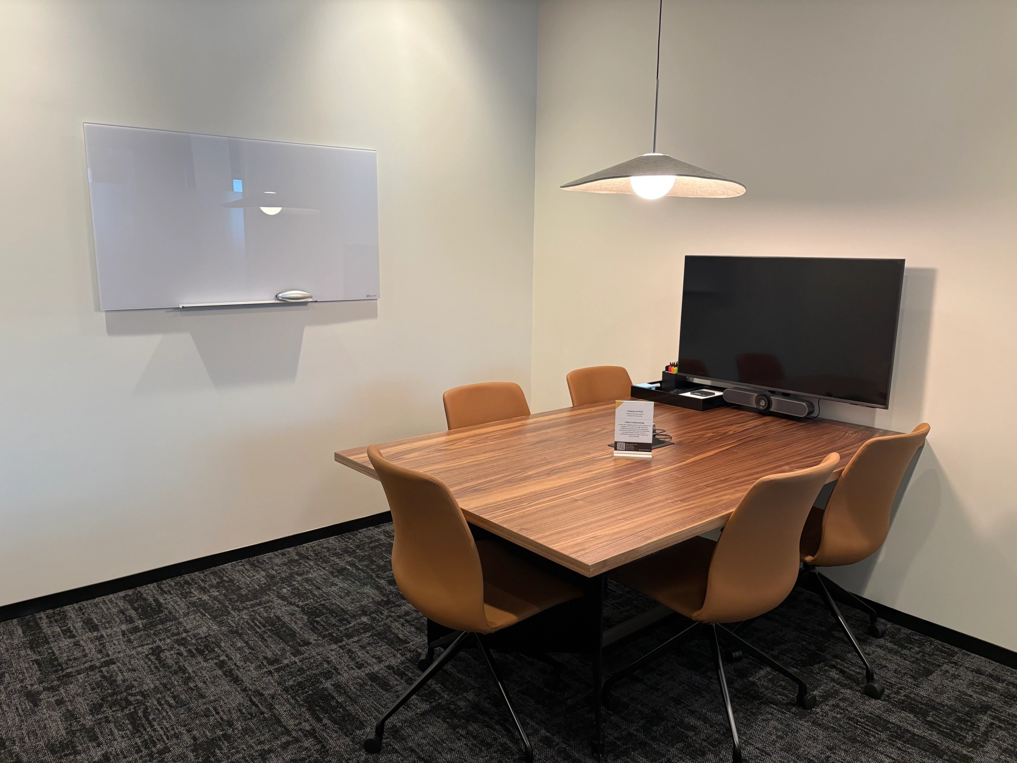 Una mesa y sillas crean un acogedor espacio de trabajo en un coworking de Charlotte.