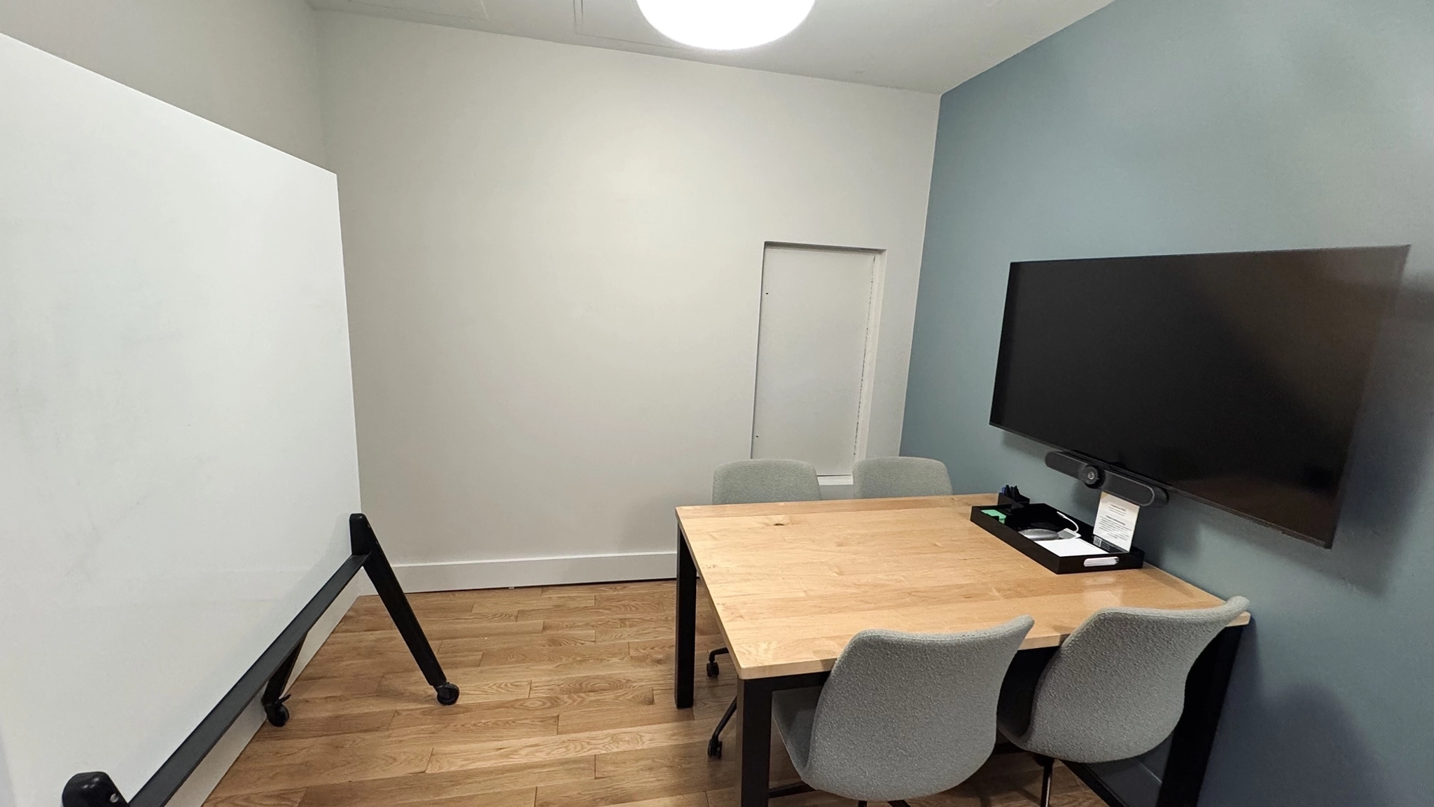 Ein großer, heller Besprechungsraum mit einem großen Bildschirm