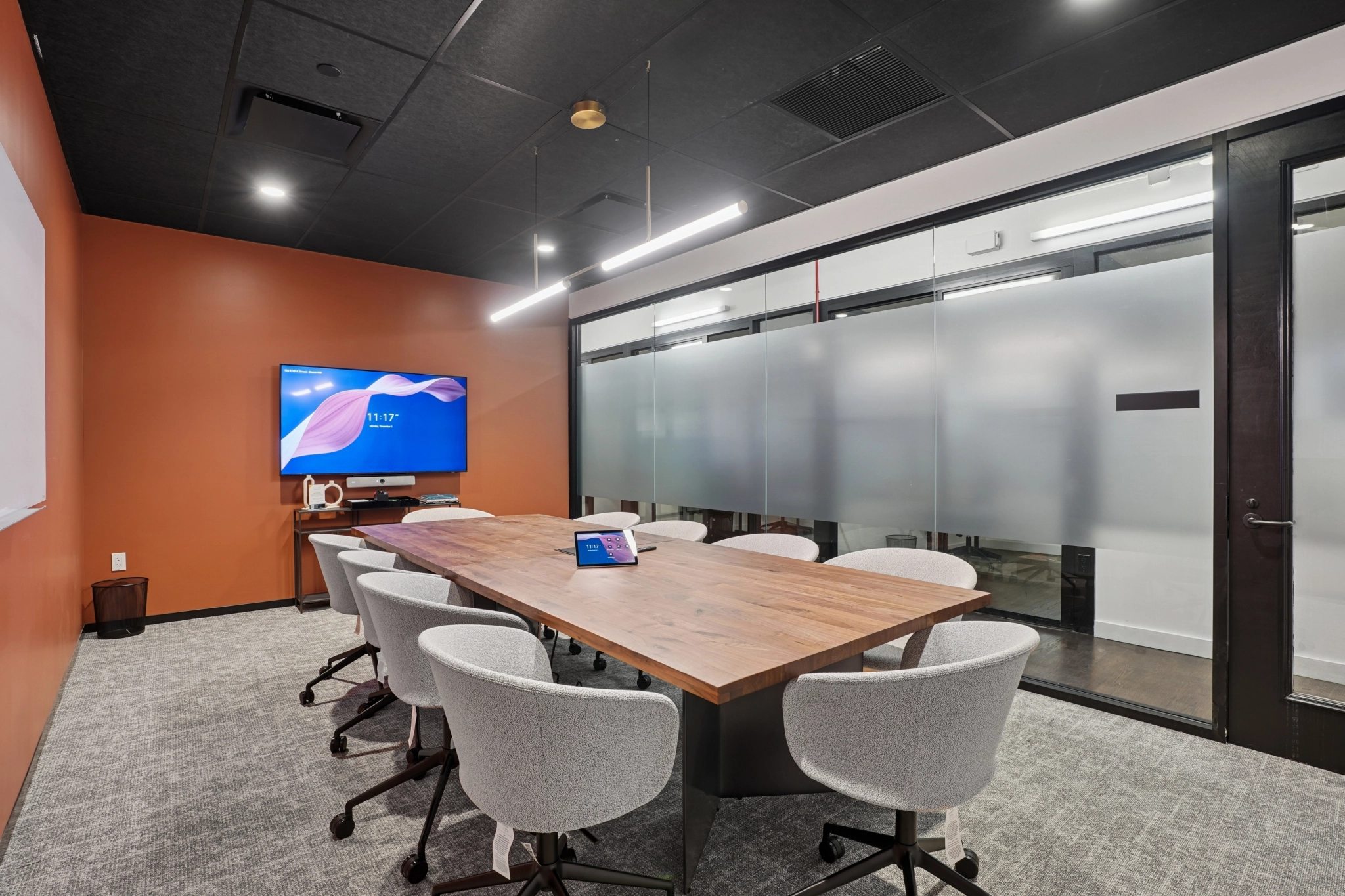 Ein großer, heller Besprechungsraum mit einem großen Bildschirm