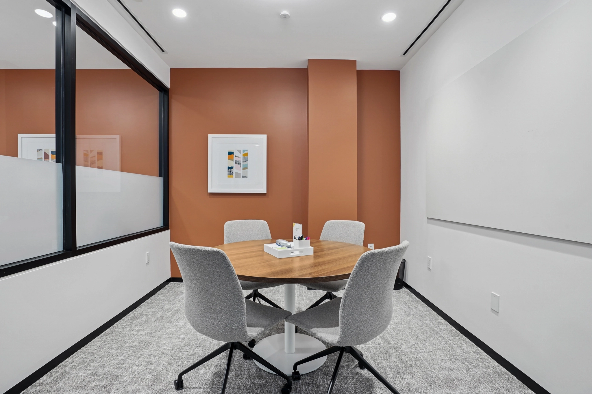 une grande salle de réunion lumineuse avec un grand écran