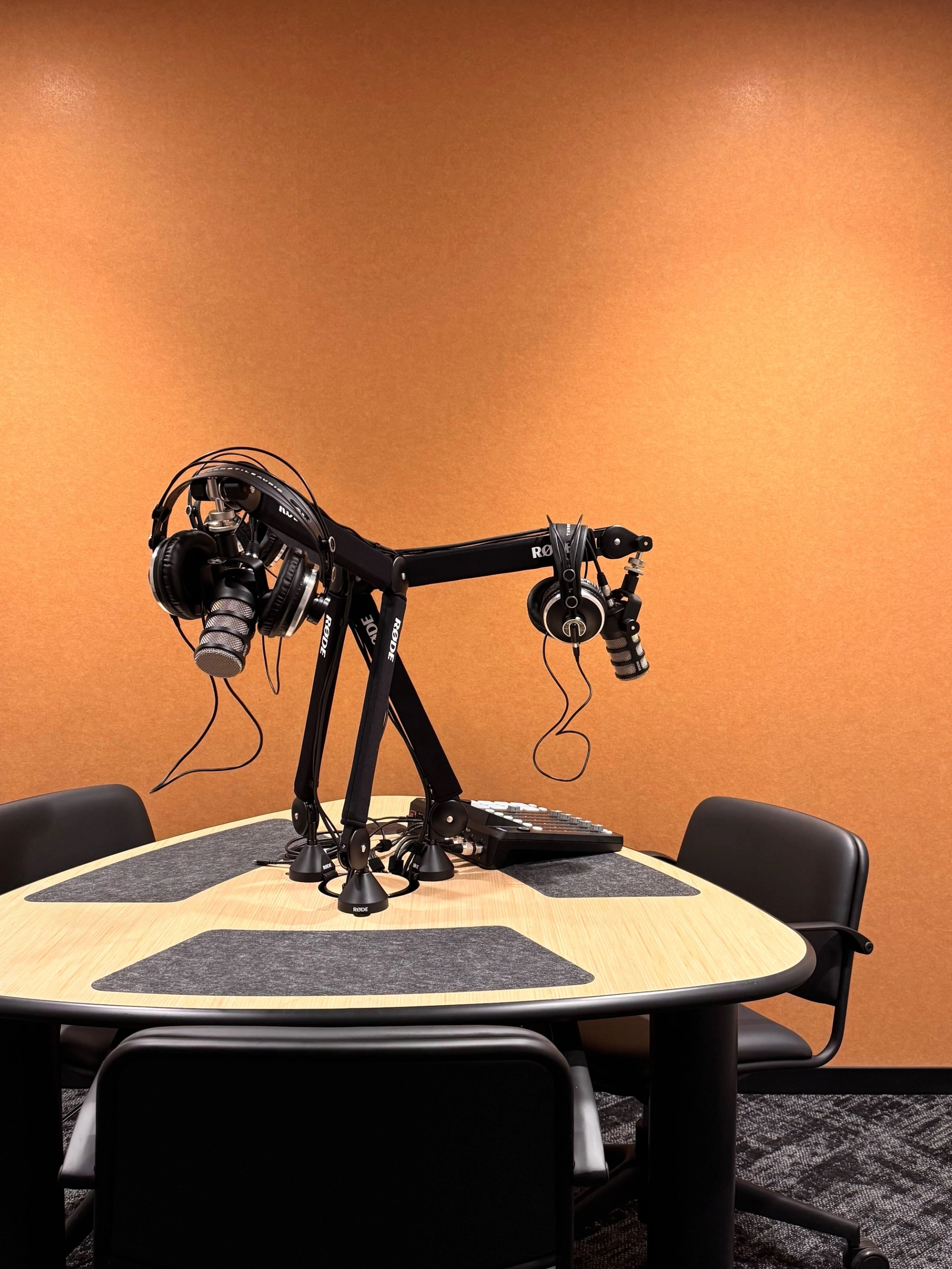 une grande salle de réunion lumineuse avec un grand écran