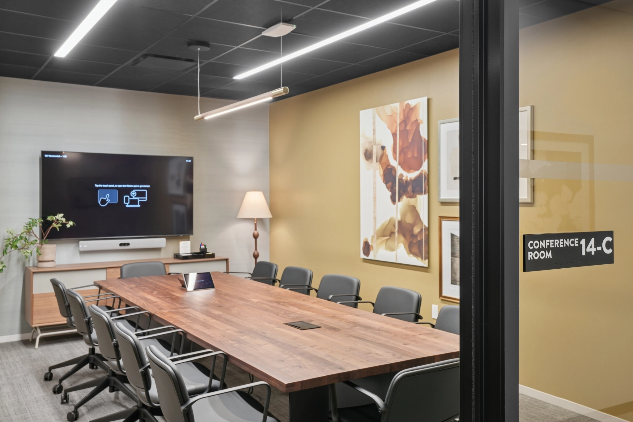 Ein großer, heller Besprechungsraum mit einem großen Bildschirm