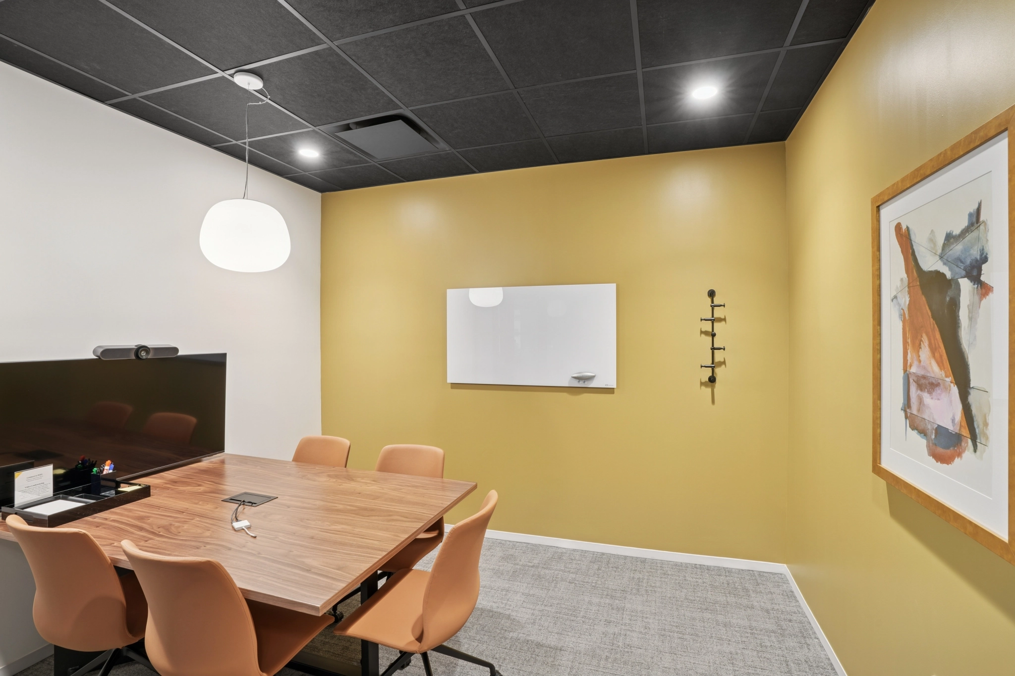 une grande salle de réunion lumineuse avec un grand écran