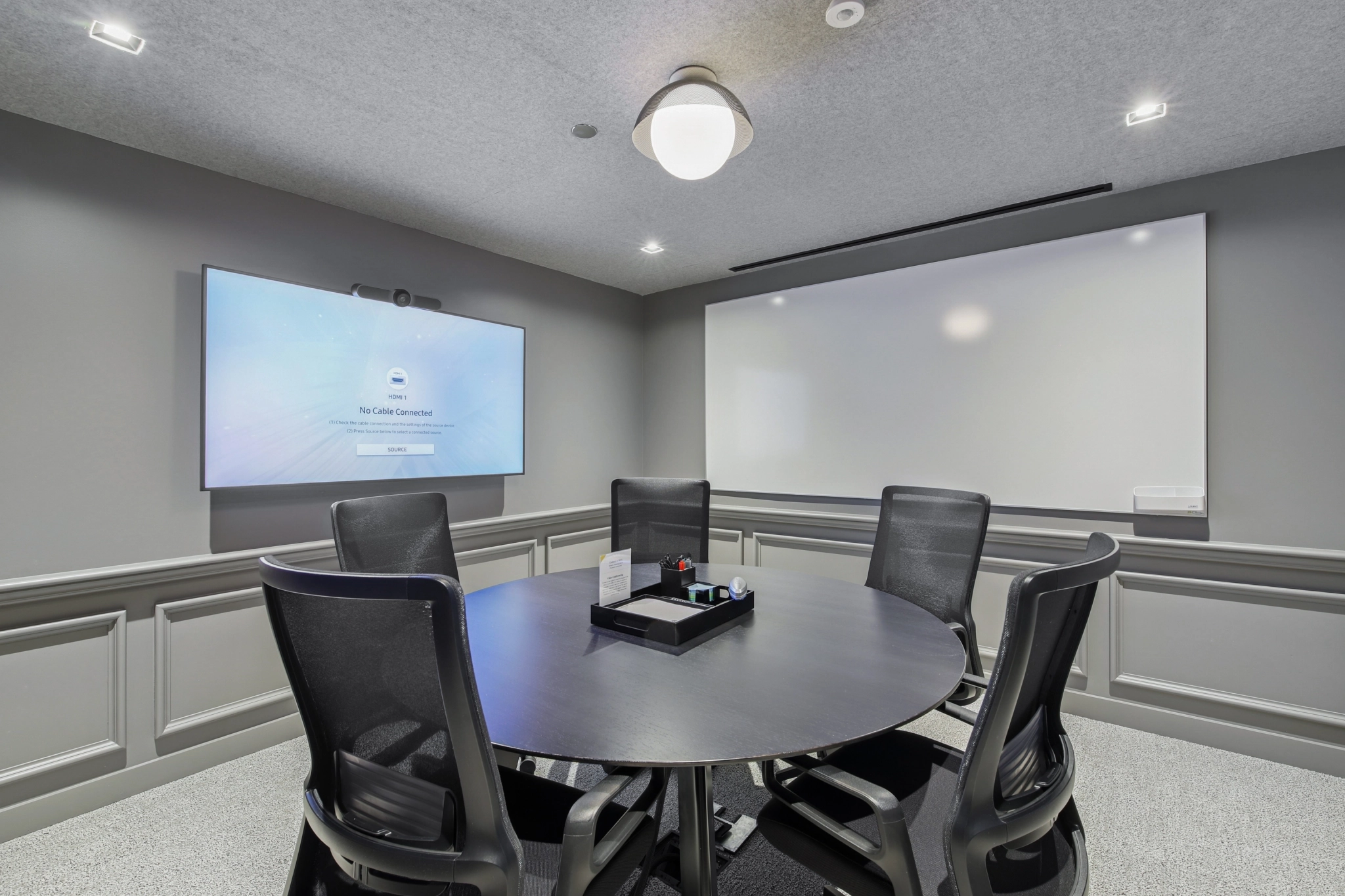 une grande salle de réunion lumineuse avec un grand écran