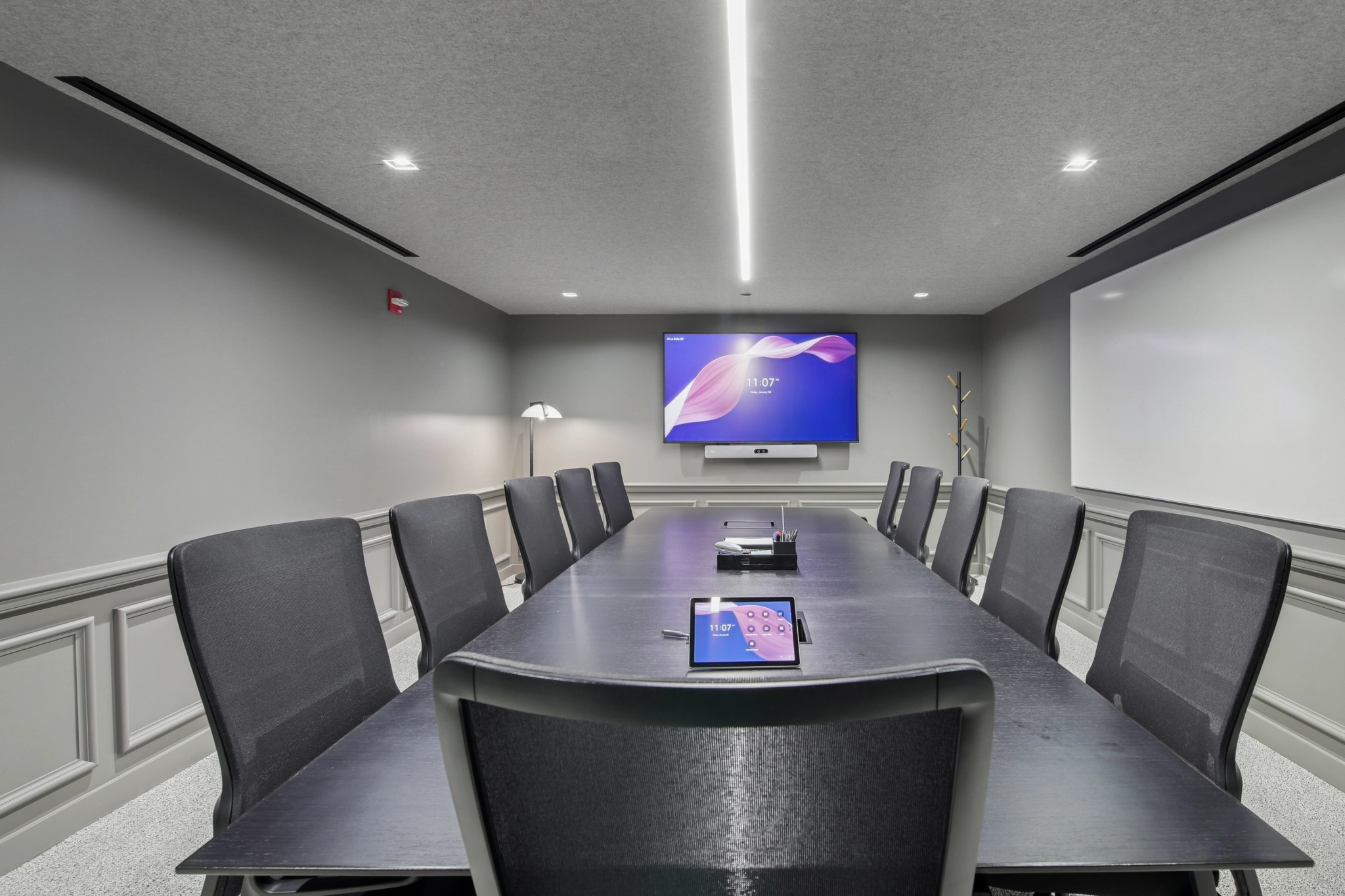 une grande salle de réunion lumineuse avec un grand écran